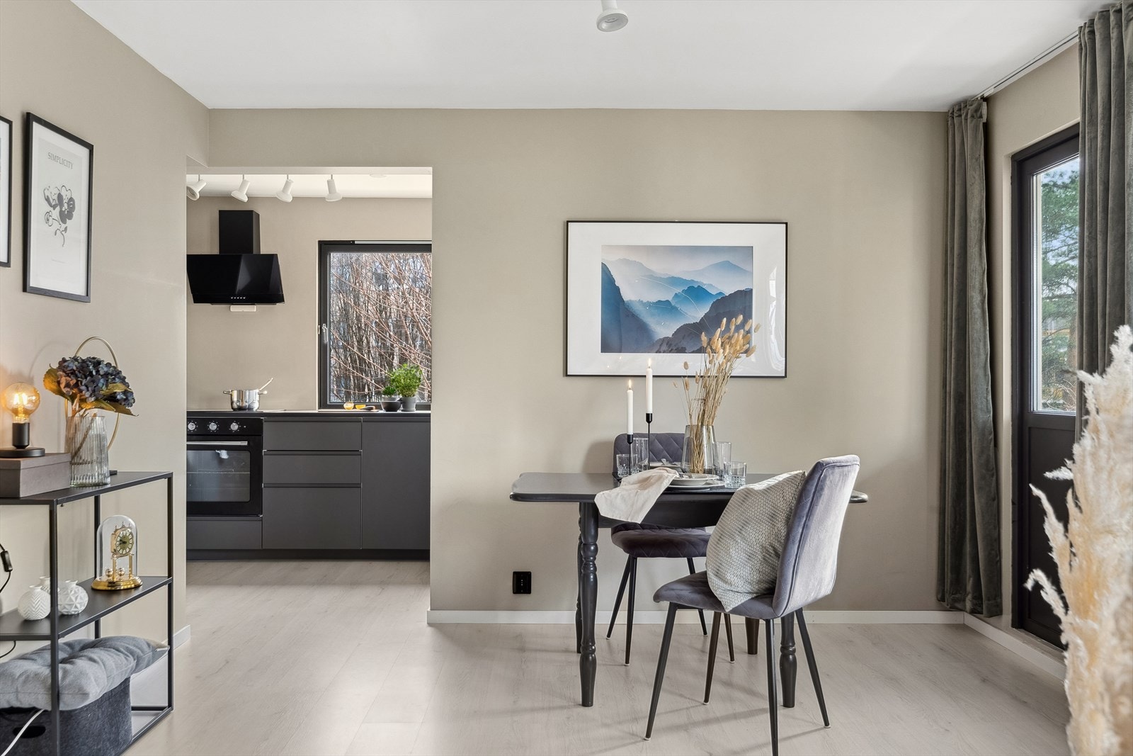 Borettslaget er i prosess med oppgraderinger av bygningsmassen og vil få nye vinduer, ny balkongdør, ny bordkledning og etterisolering av yttervegg og loft og nye balkonger. Endelig felleskostnad er estimert til kr. 5 510,- for denne leiligheten. Galleribilde