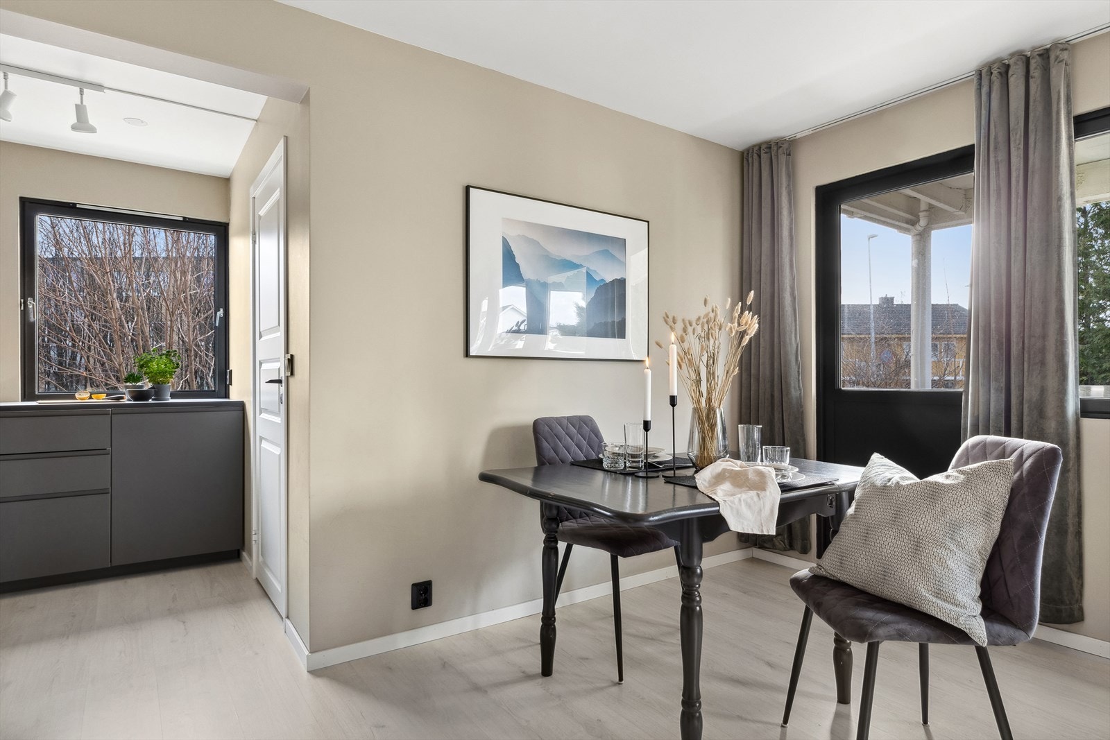 Den romslige stuen sørger for god plass til spisegruppe. Galleribilde