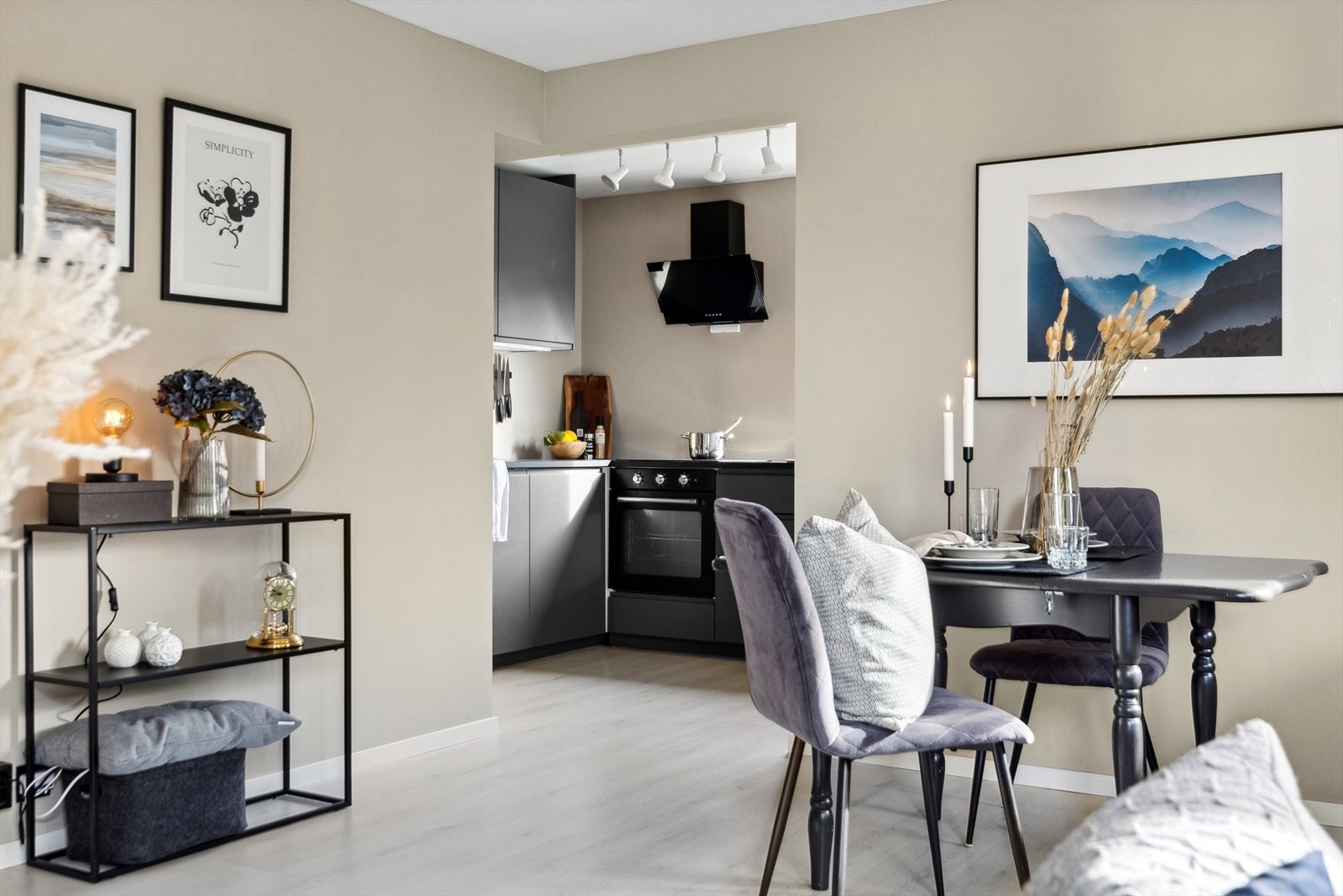 Kjøkkenet ligger delvis skjermet fra stuen og er pusset opp i 2021. Galleribilde