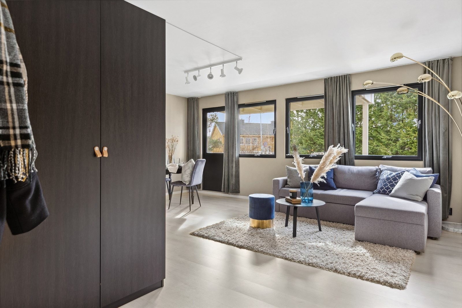 I oppussingen ble opprinnelig vegg mellom stue og entrè fjernet, og ingangsdøren til badet ble flyttet. Dette gir en svært luftig løsning med god plass til garderobeskap. Galleribilde