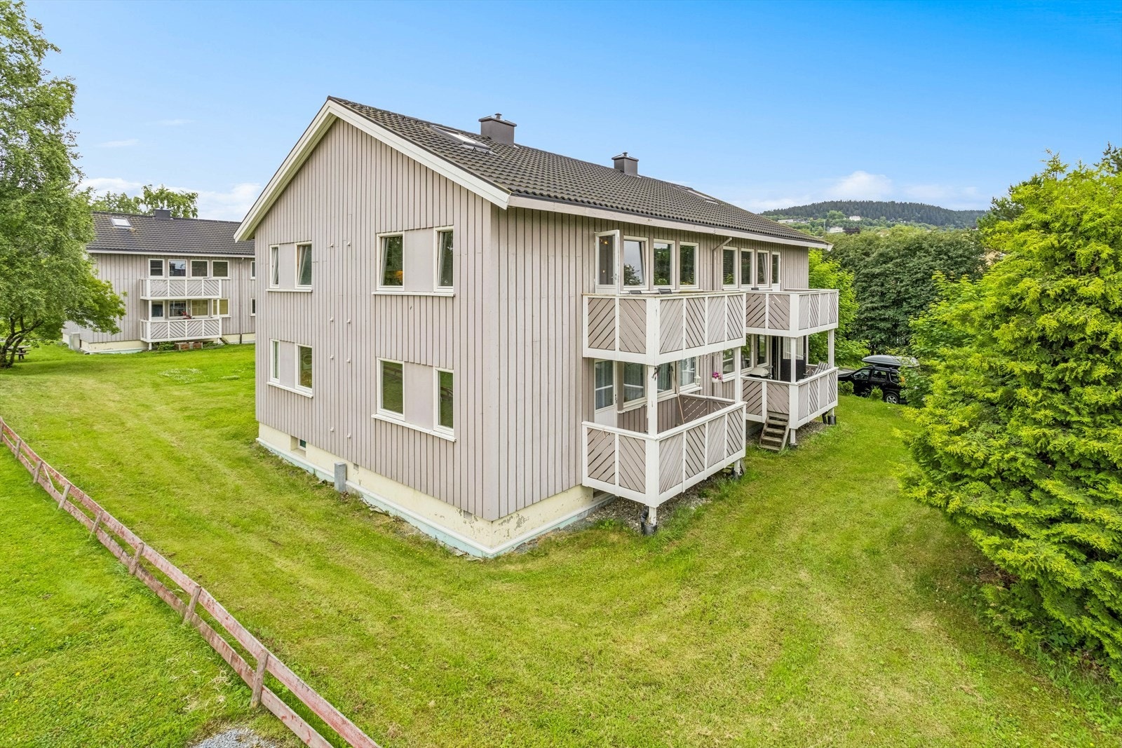 Leiligheten befinner seg i byggets 1. etasje og har balkong som vender mot sør/vest og ligger skjermet til med gode solforhold på dag, ettermiddag- kveld. Galleribilde