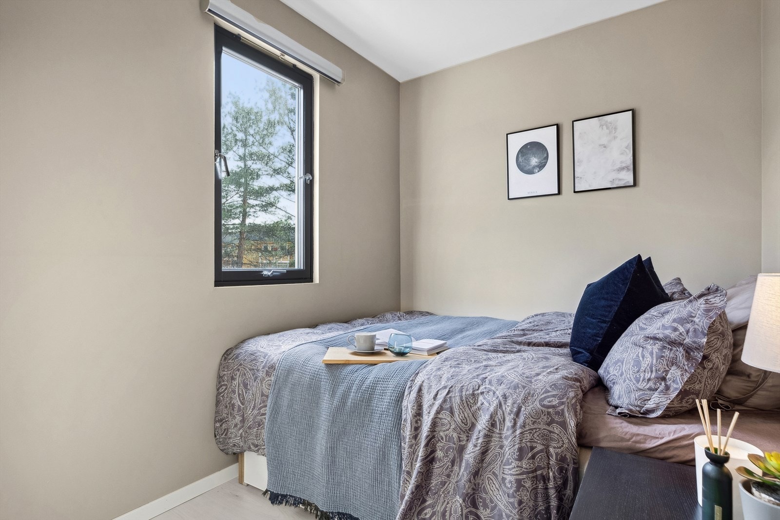 Leiligheten har et soverom med plass til seng, nattbord og annet tilhørende møblement. Soverommet ligger ved nedgangen til kjelleren uten innsynsmulighet utenfra. Galleribilde