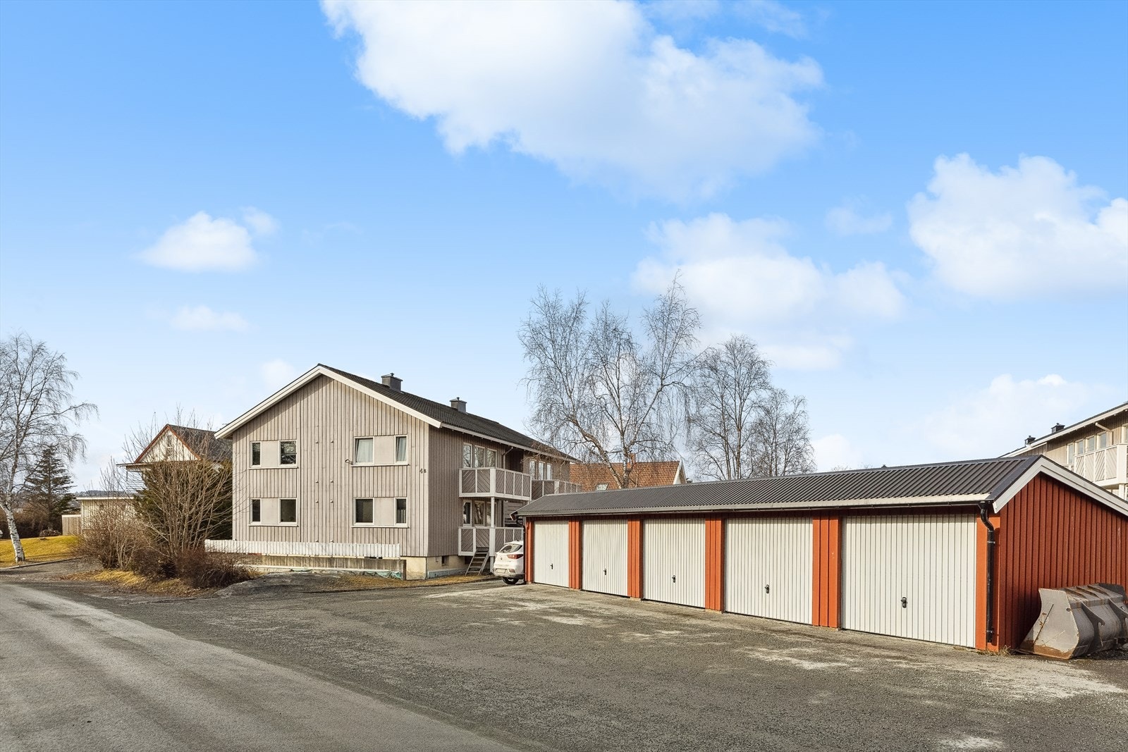 Borettslaget har parkeringsplasser og garasjer som tildeles etter søknad. Det er også el.bil-ladere tilgjengelig for borettslagets beboere. Galleribilde