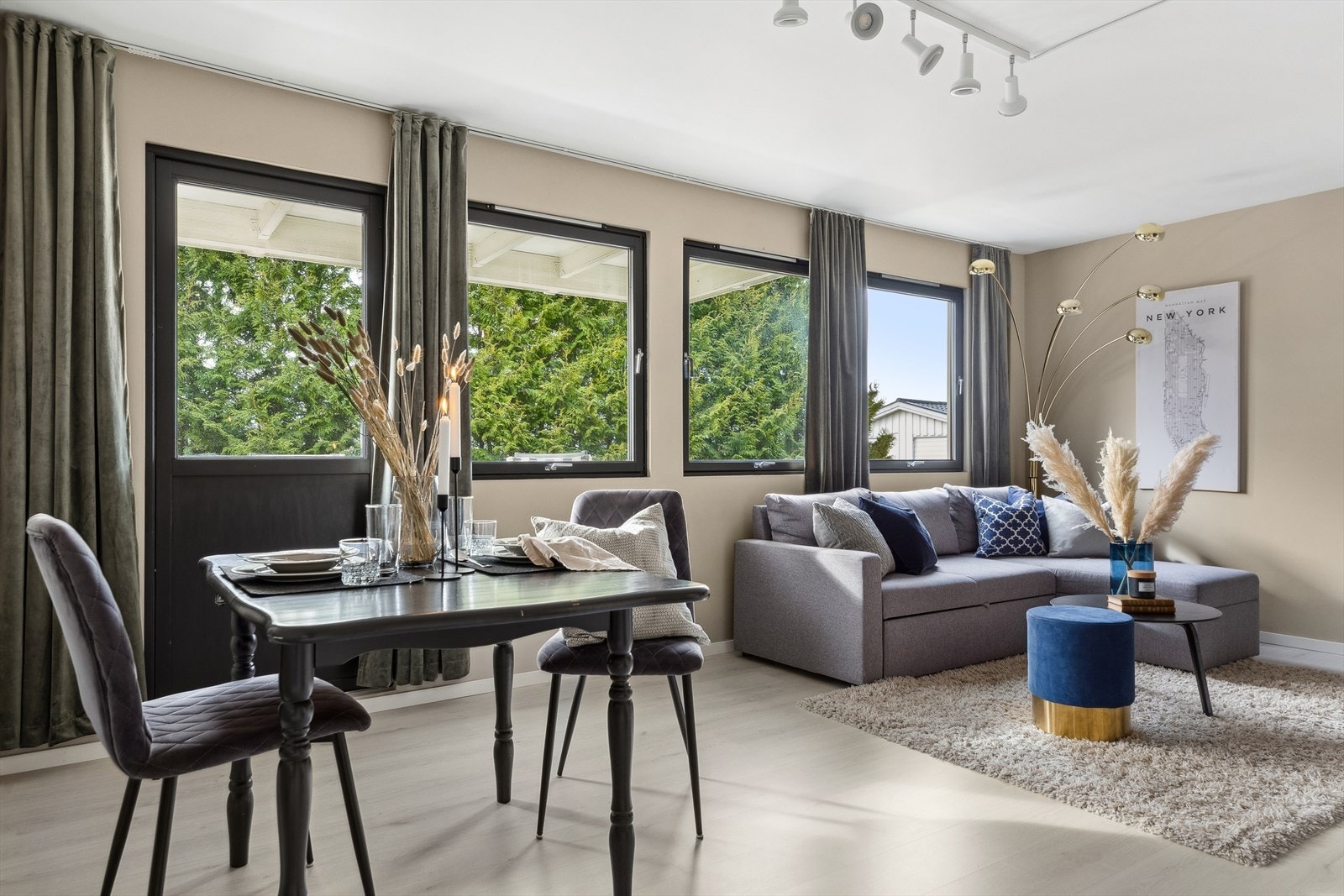 Velkommen til Balders veg 4B - En flott 2-roms med ypperlig og moderne standard etter rehabilitering i 2021. Det er kort vei til NTNU, St. Olav, Sintef og sentrum forøvrig. Bussholdeplass like utenfor døren. Galleribilde