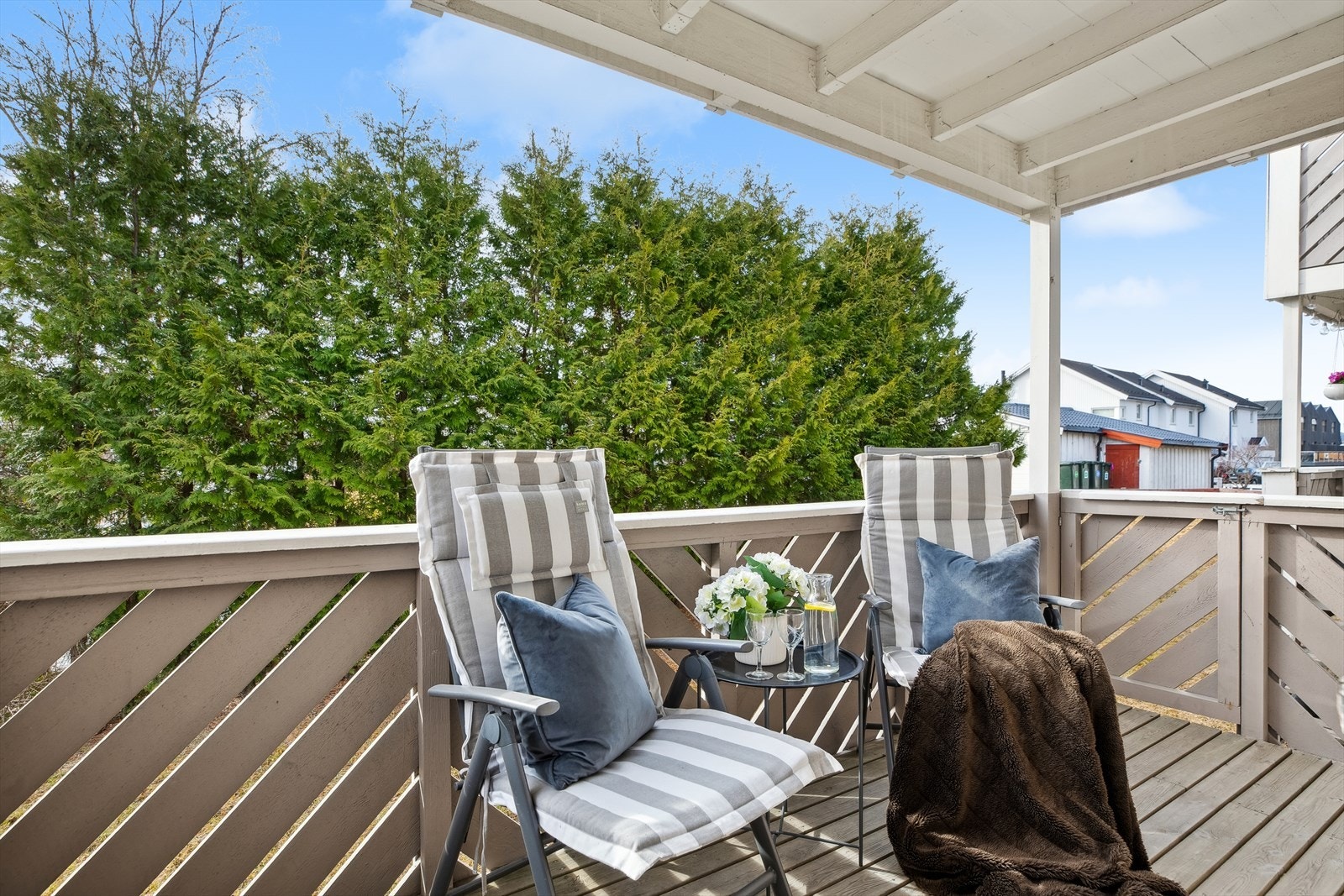 Terrassen er på 5, 9m² og har god plass til sittegruppe og grill. Balkongen er sørvest-vendt og nyter gode solforhold Galleribilde