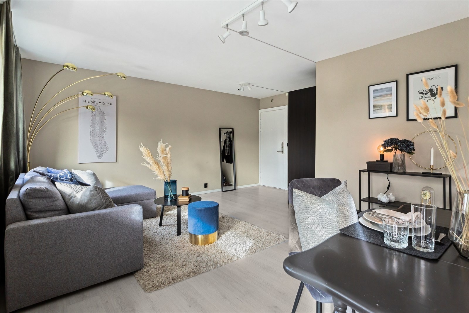 Fellesutgifter inkluderer tv- og internett, kommunale avgifter, løpende drift og vedlikehold, snømåking/ plenklipping og strøm i fellesareal/ vaskeri. Galleribilde