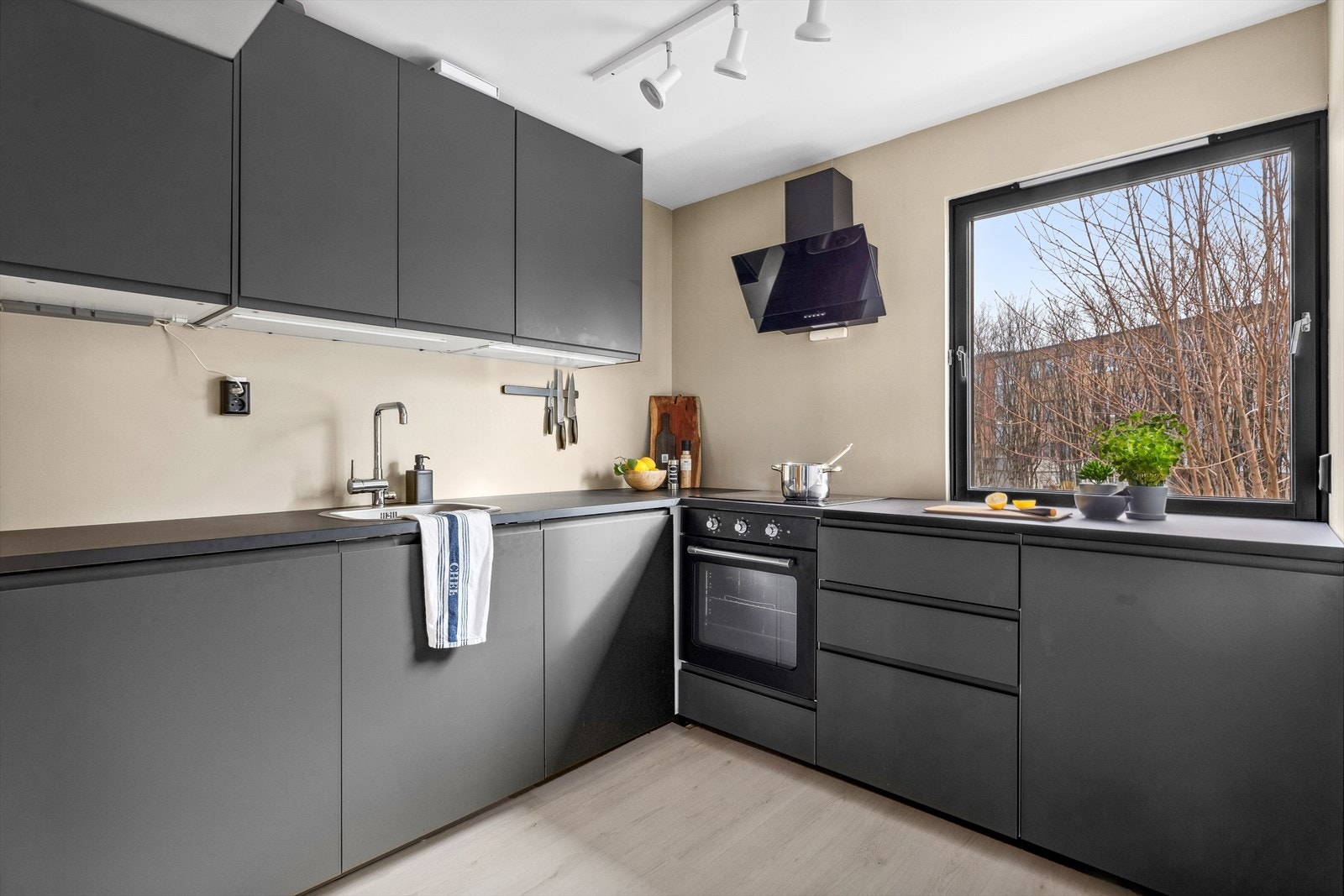 Lekkert kjøkken med integrerte hvitevarer og god lagringsplass i over- og underskap/ skuffer. Oppvaskmaskin, steketopp (induksjon), komfyrvakt og avtrekk over stekesone. Det vil bli anlagt løsning for at stekeosen går ut gjennom vegg i oppgraderingen. Galleribilde