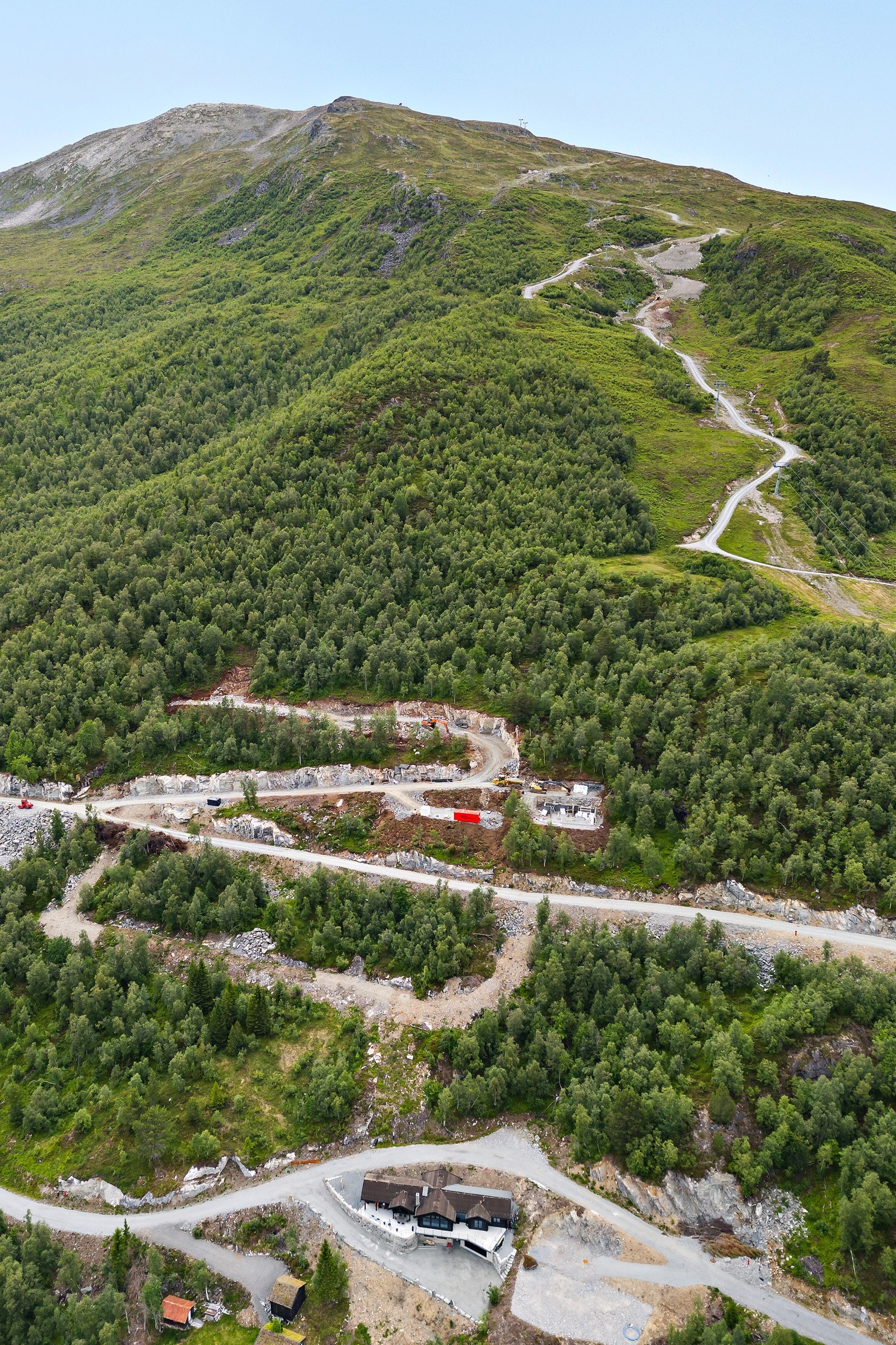 Det er kort vei til Roaldsheisa med gondol. Denne går både sommer og vinter. Galleribilde