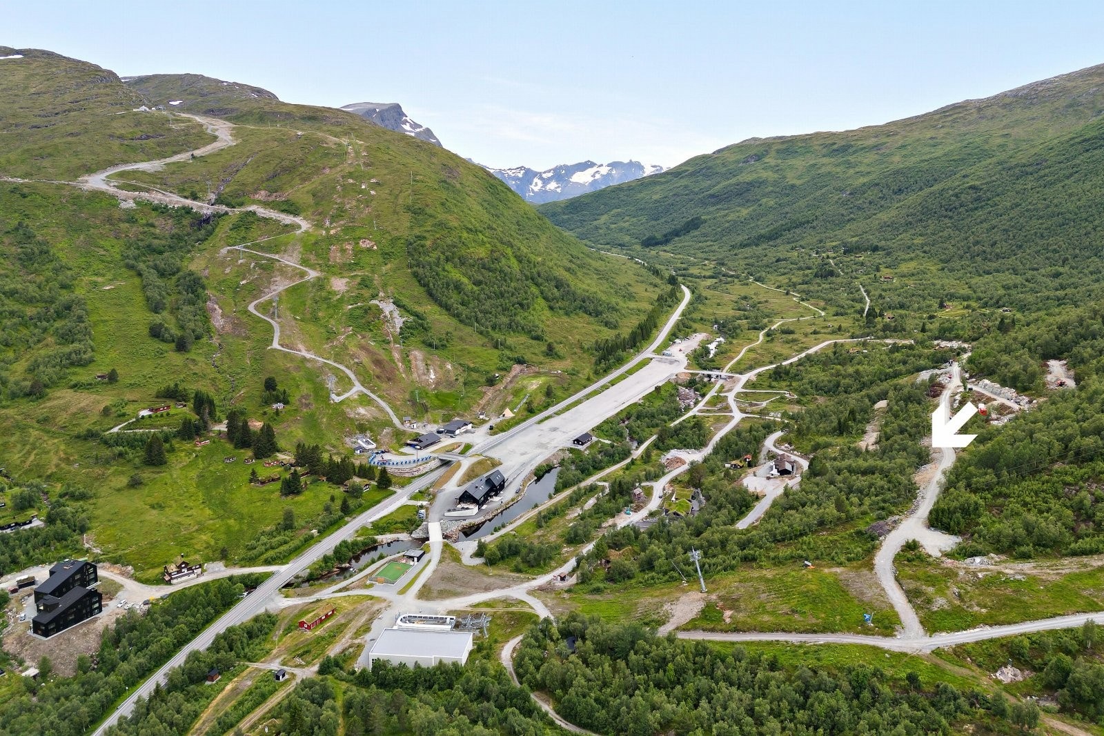 Nydelig fritidstomt på nedsiden av veien. Tomten er sørvestvendt, har nydelig utsikt og gode solforhold. Galleribilde