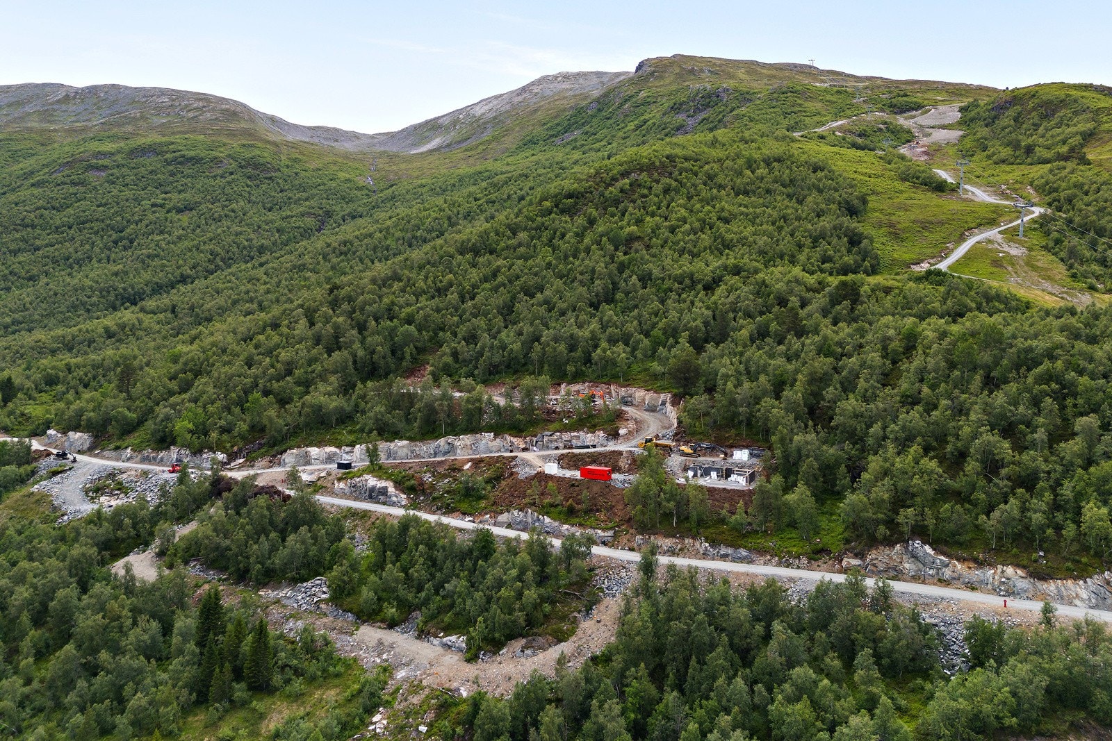 Strandafjellet Skisenter er en populær destinasjon med et rikt tilbud til et aktivit friluftsliv sommer som vinter. Galleribilde