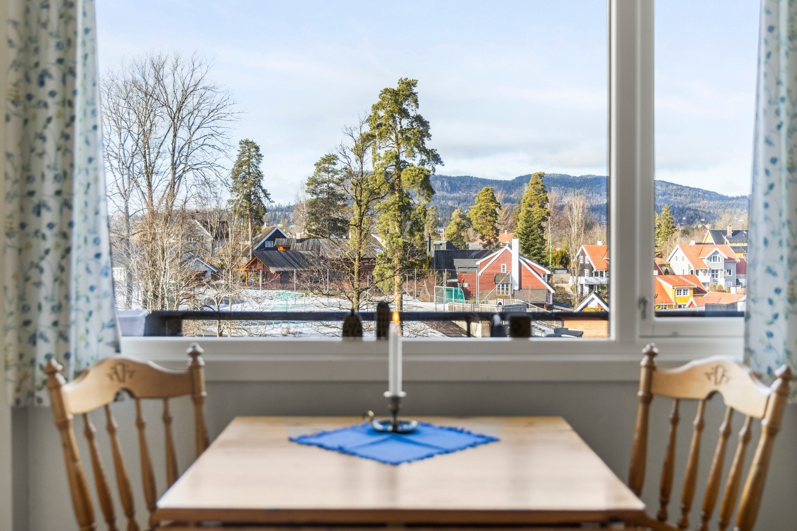 Det er plass til et langbord ved vinduet Galleribilde