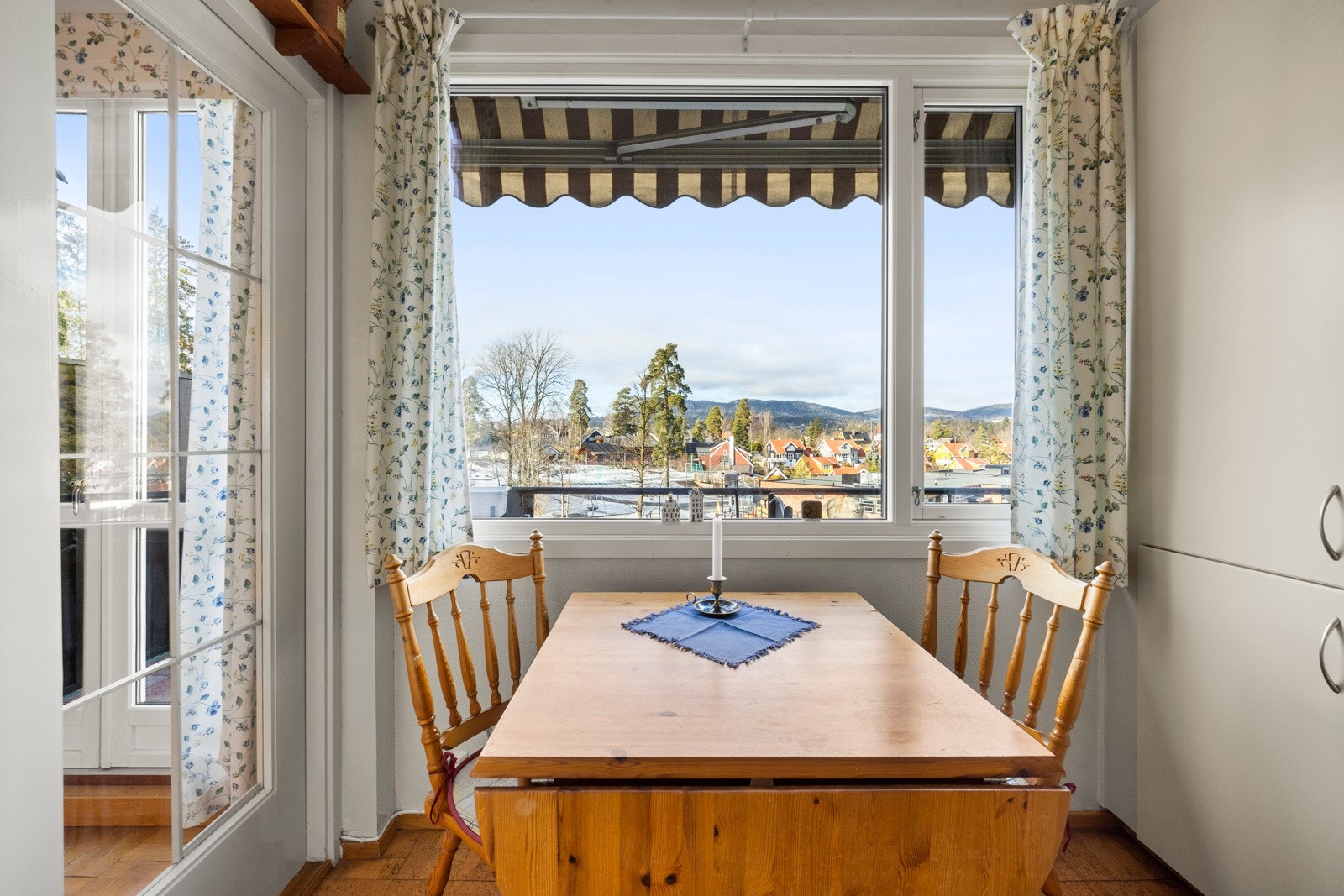 Spisestuedelen er plassert i tilknytning til kjøkkenet Galleribilde