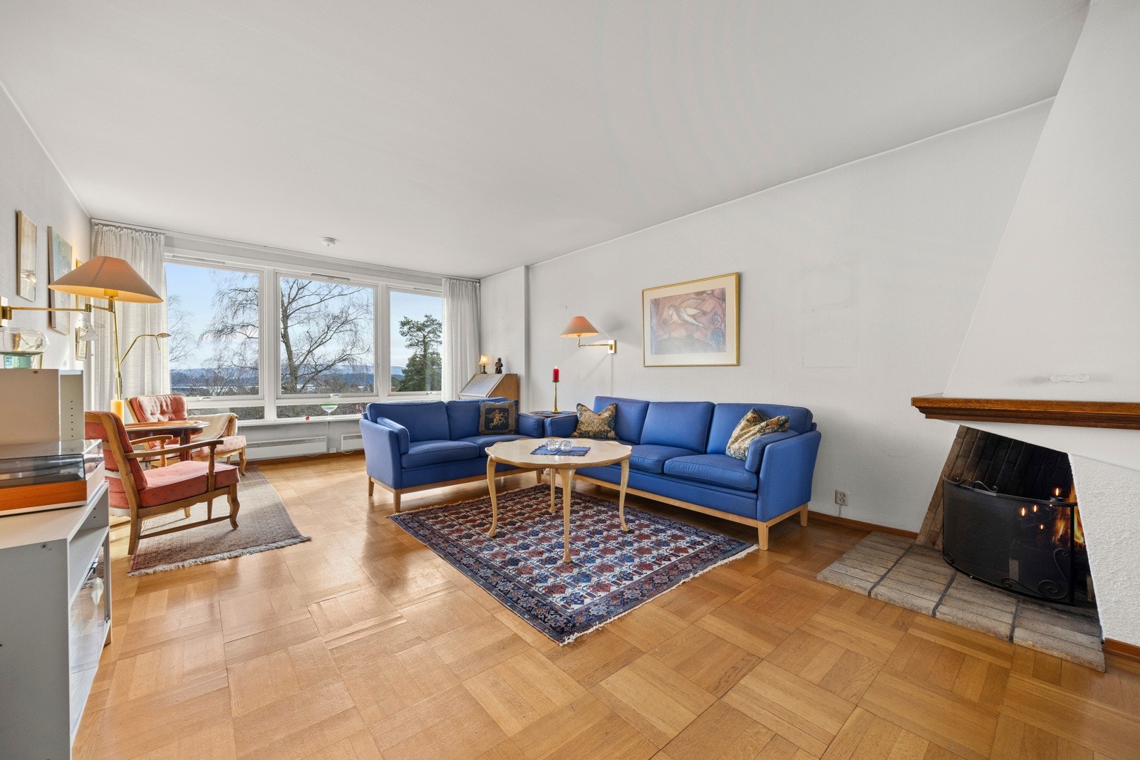 Stue med store vindusflater Galleribilde