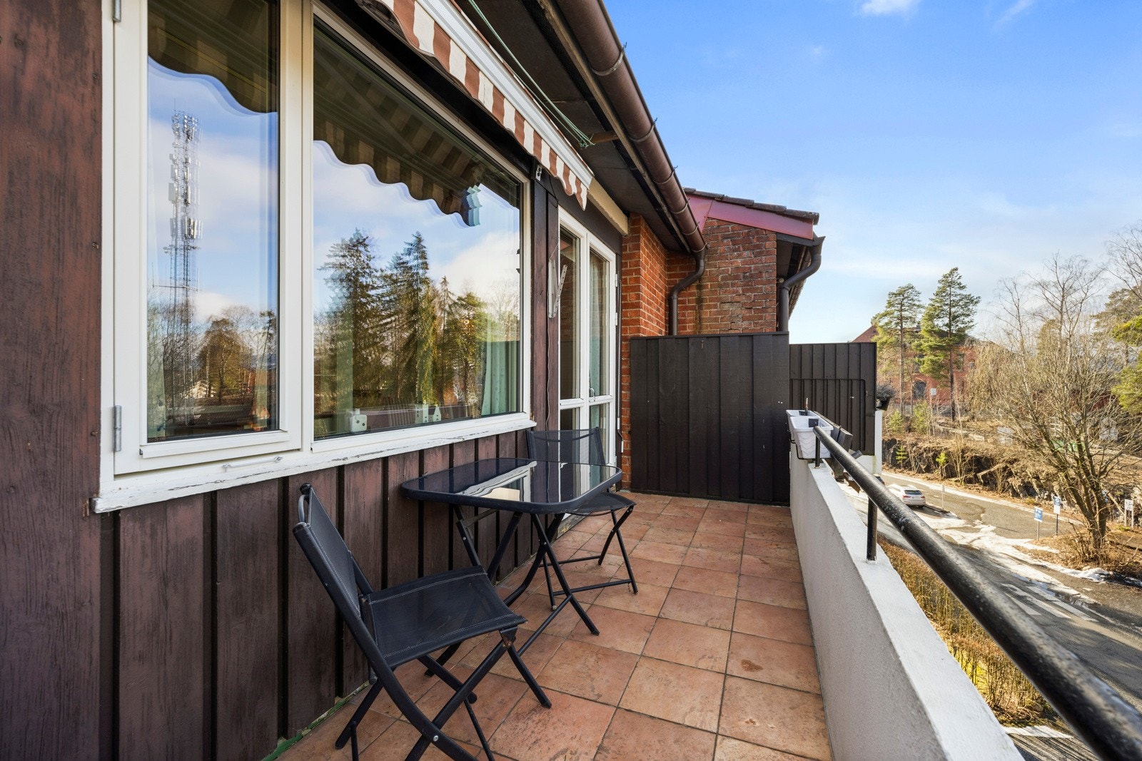 Fra spisestuen er det utgang til en hyggelig balkong Galleribilde