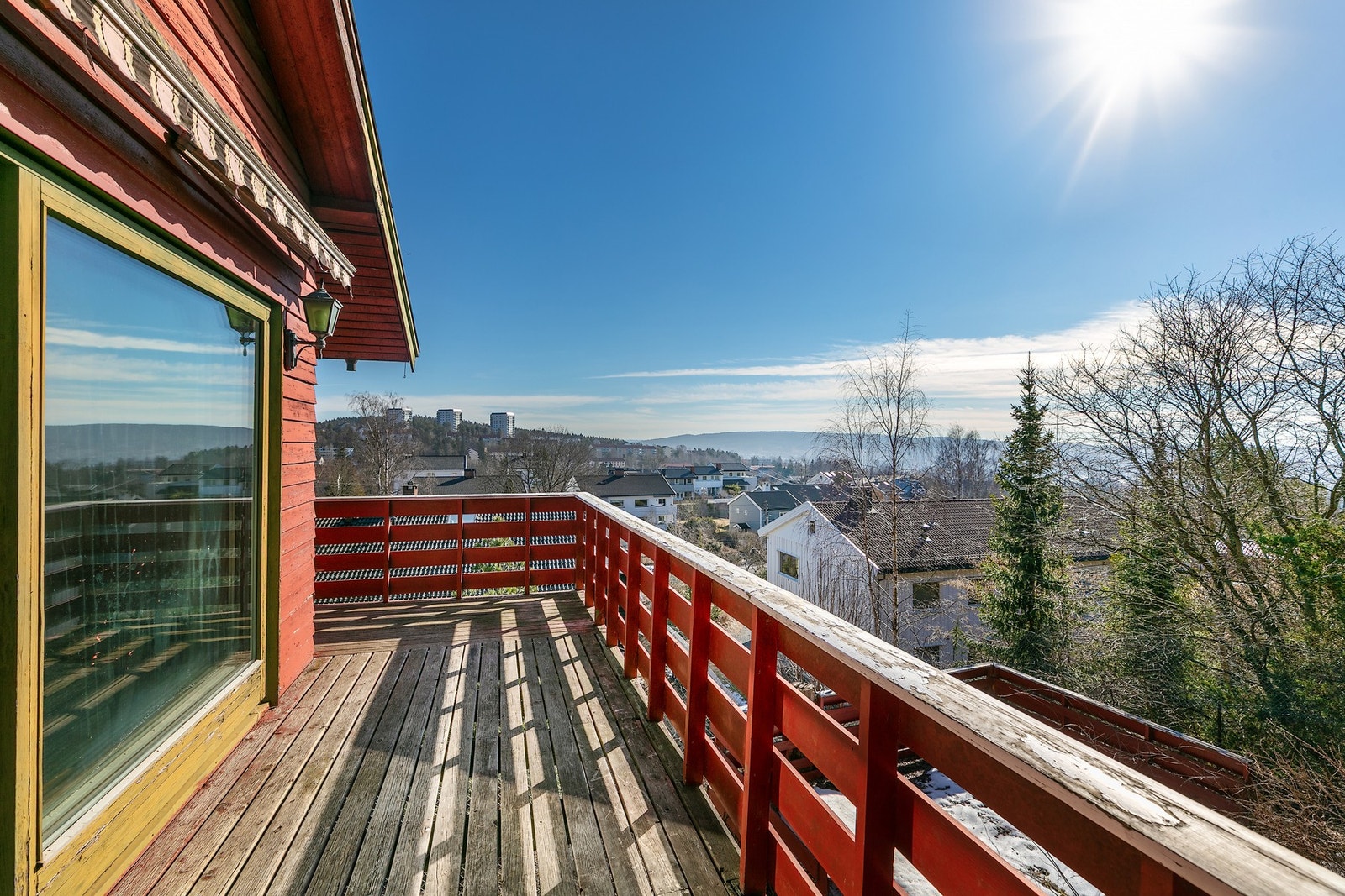 Det er store terrasser på to sider av huset. Galleribilde