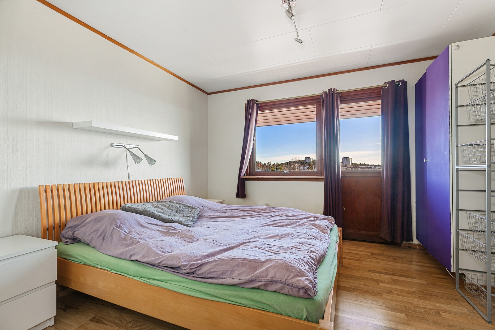 Romslig hovedsoverom med utgang til veranda. Galleribilde