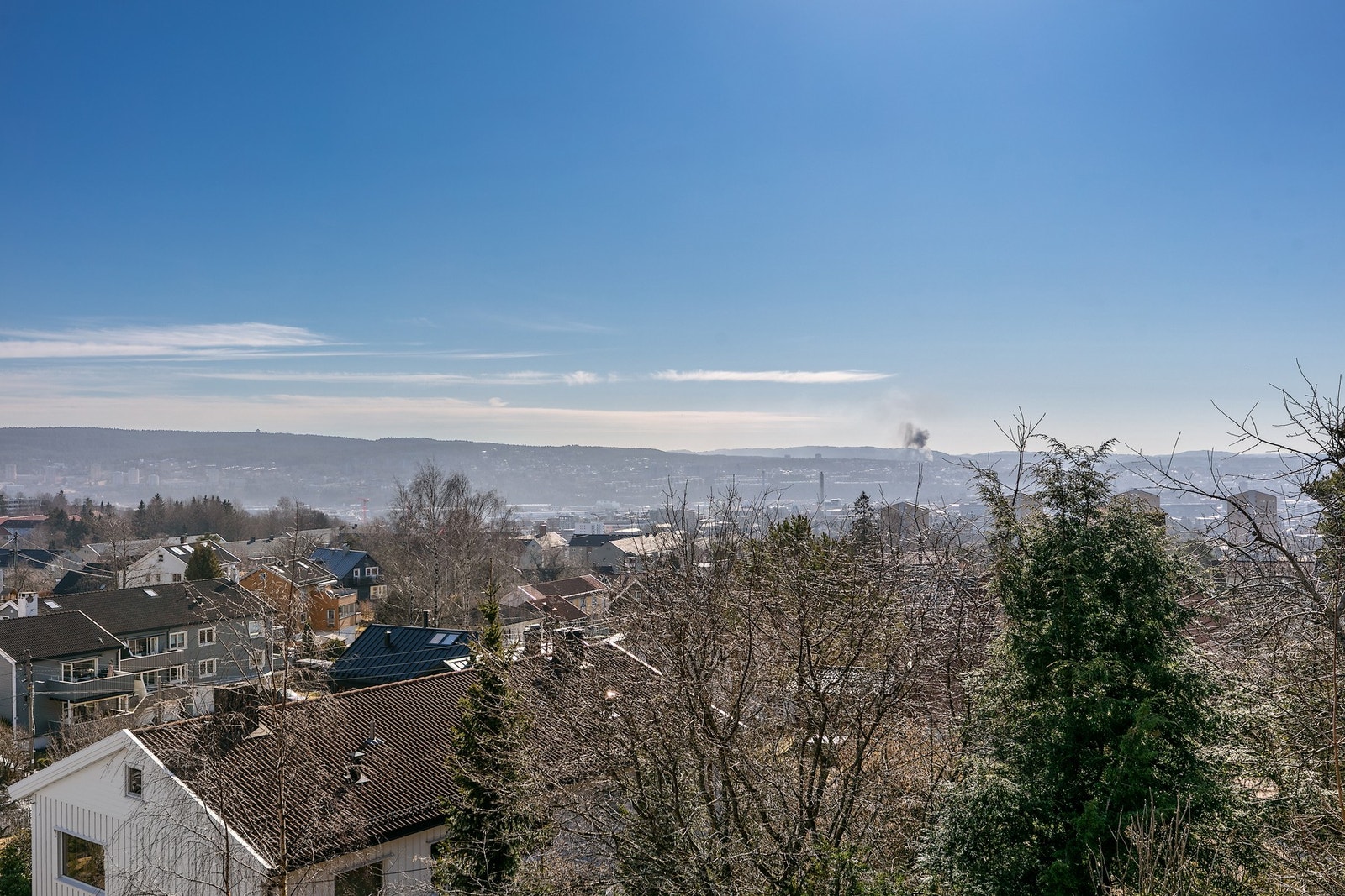 Nydelig utsikt fra terrasse og stue. Galleribilde