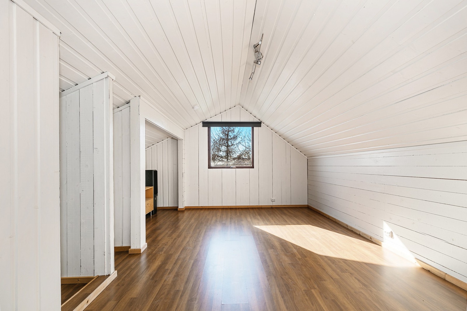 Tv-stue/soverom loft (ikke bruksendret til hoveddel, se salgsoppgave). Galleribilde