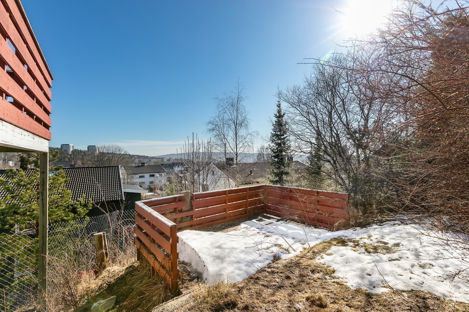 Terrasseplatting ved siden av huset. Galleribilde