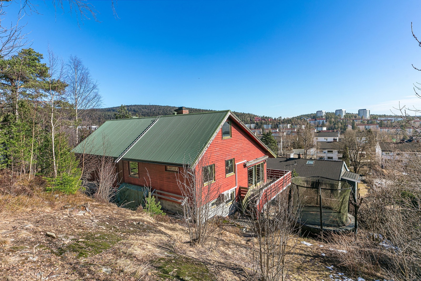 Eiendommen ligger helt i Markagrensen. Her går du fra egen tomt og rett ut i Lillomarka. Galleribilde