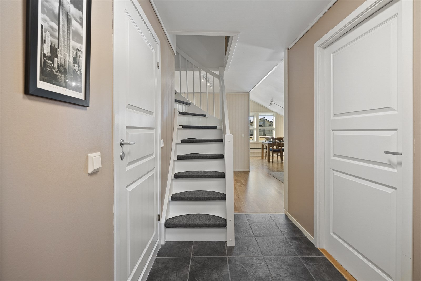 - Det er også en mindre bod i trappeoppgangen - Galleribilde