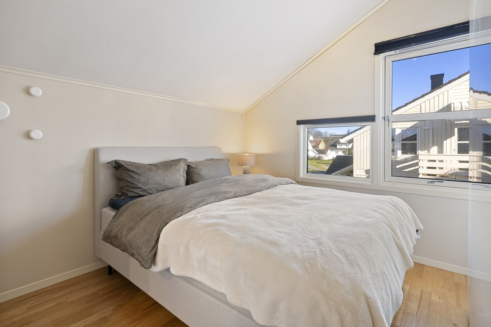 - Hovedsoverom med to garderobeskap og godt lysinnslipp - Galleribilde