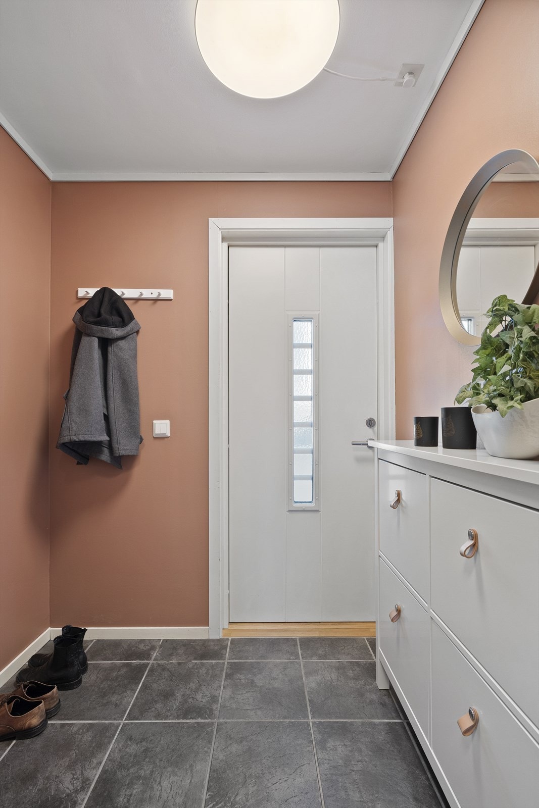 - Entréen har plass til oppheng av yttertøy og sko - Galleribilde