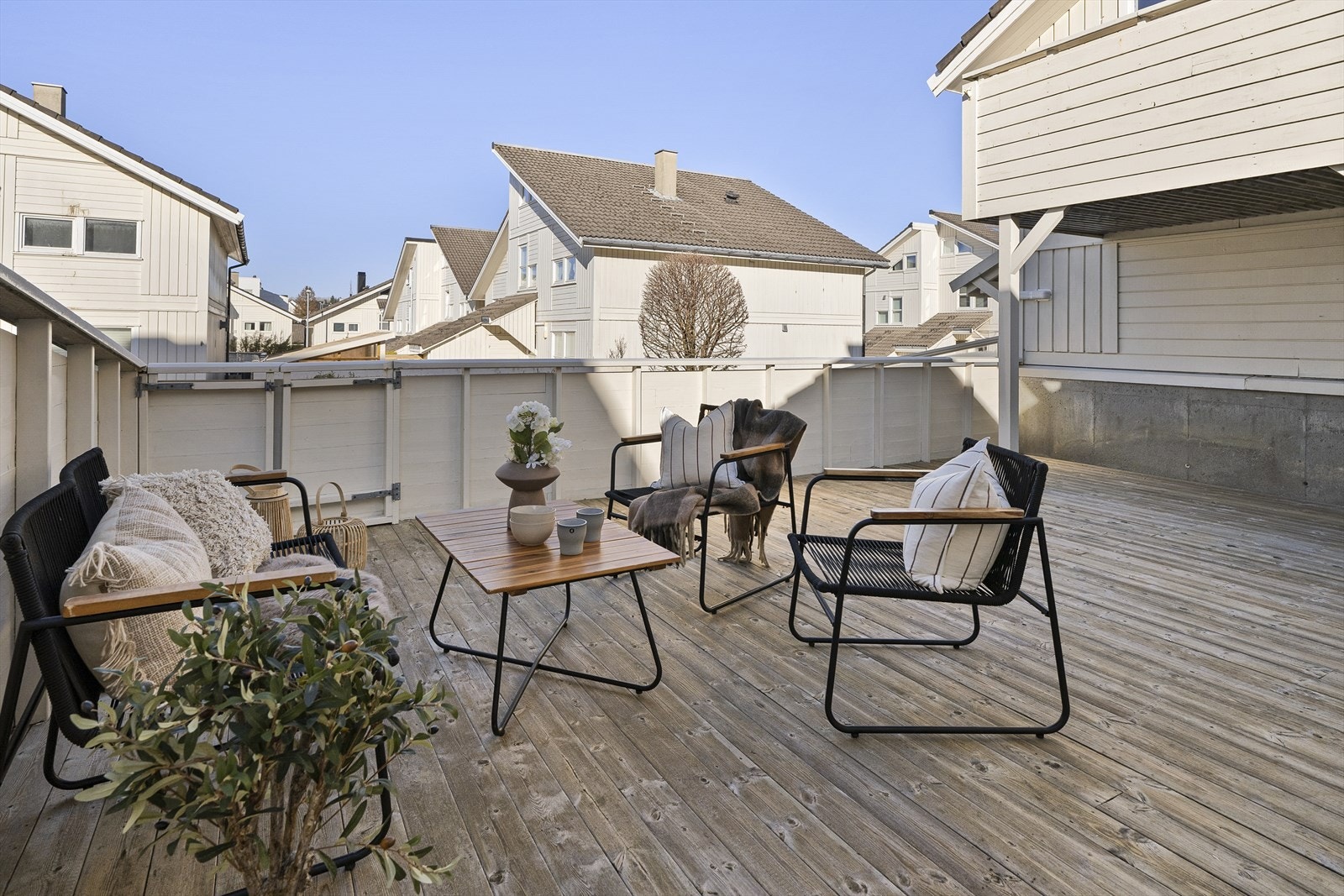 - Terrassen er inngjerdet med utgang til tunet, enkelt for gjester - Galleribilde