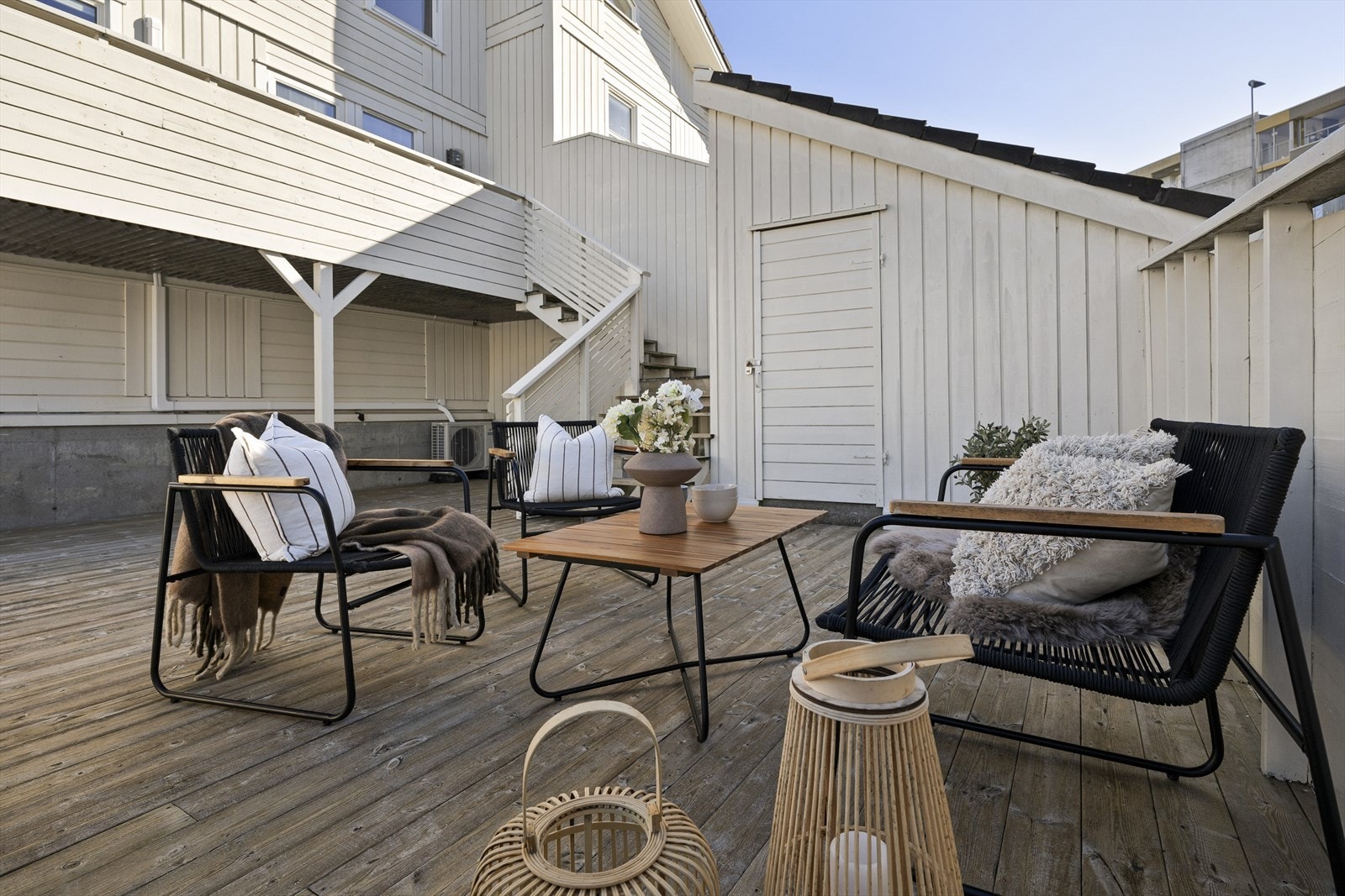 - Terrassen er på romslige 42 kvm og har direkte adkomst til utebod - Galleribilde