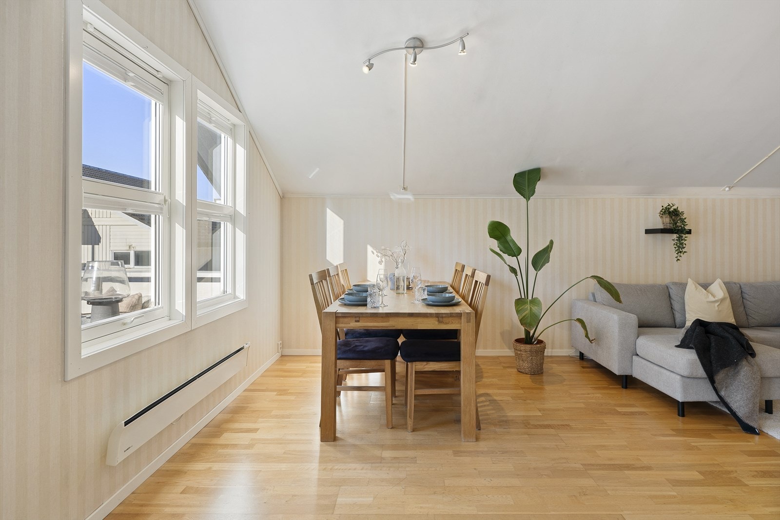 - God plass til flere rundt middagsbordet - Galleribilde