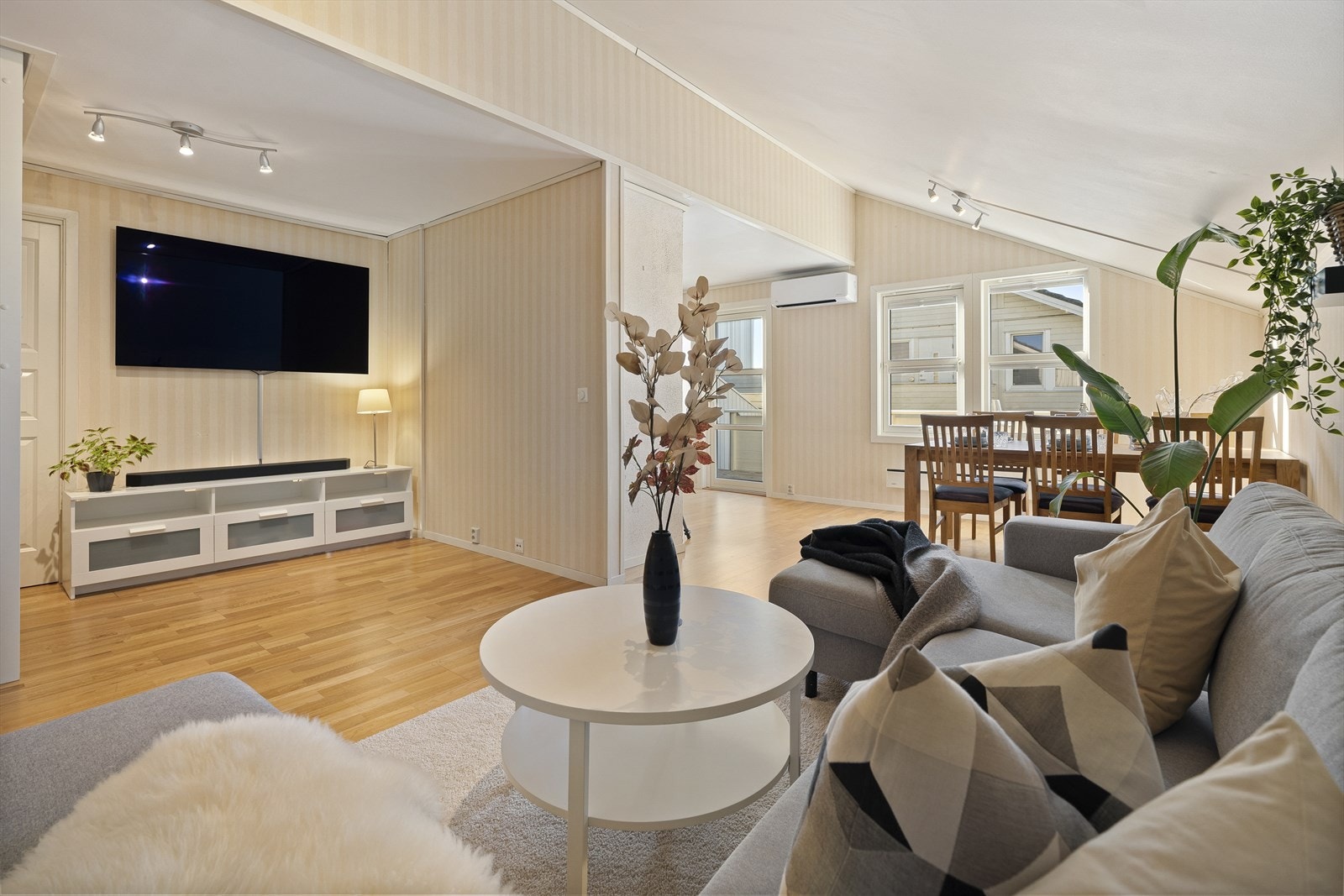 - Delvis åpen løsning mellom stue og kjøkken - Galleribilde