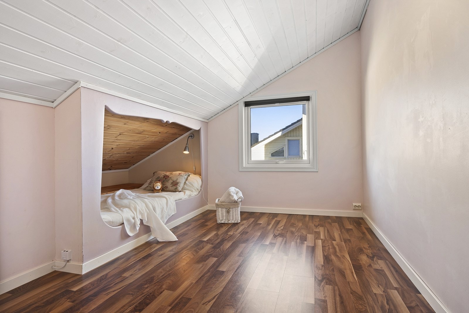 - Rommene har god plass til seng, skrivepult og kommode, og har store vinduer - Galleribilde