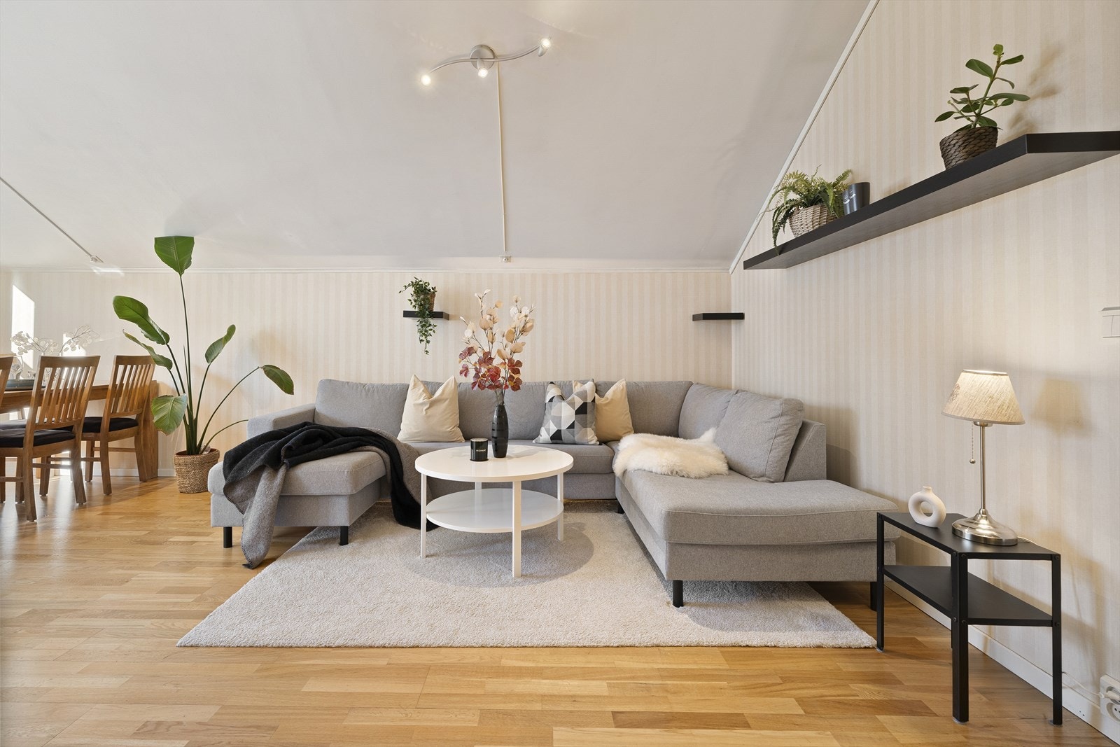 - Leiligheten har god plass til stor sittegruppe og hele familien rundt middagsbordet - Galleribilde