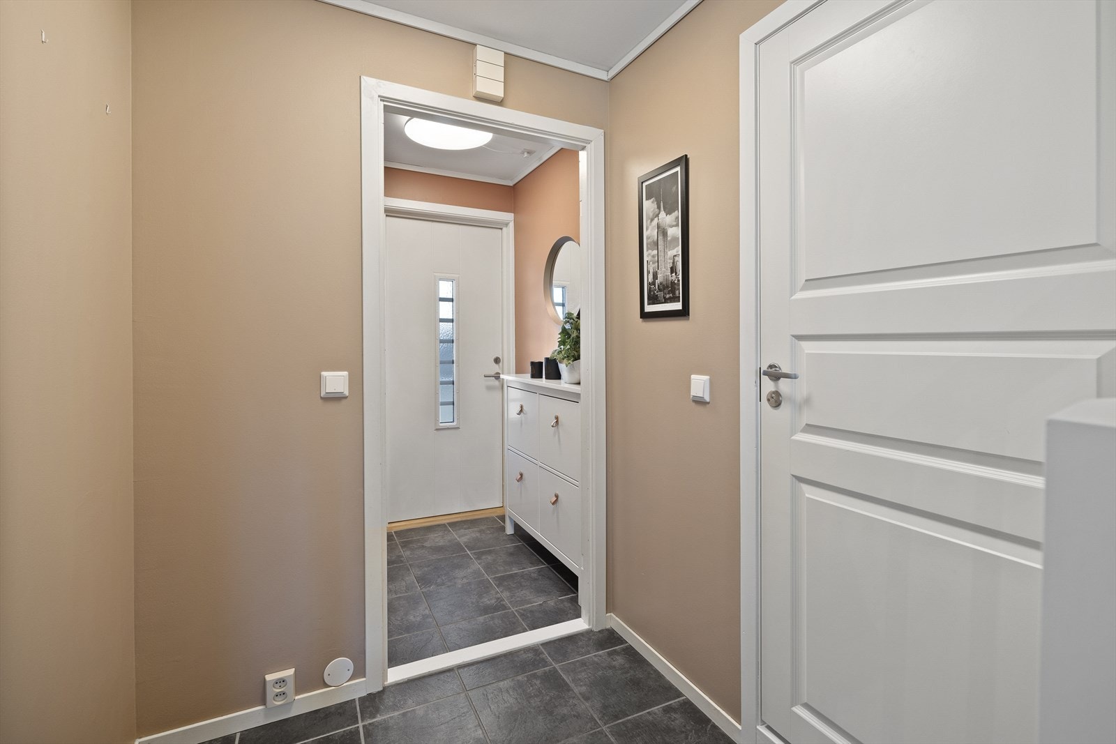 - Adkosmt til bad og hovedsoverom like ved gangen - Galleribilde