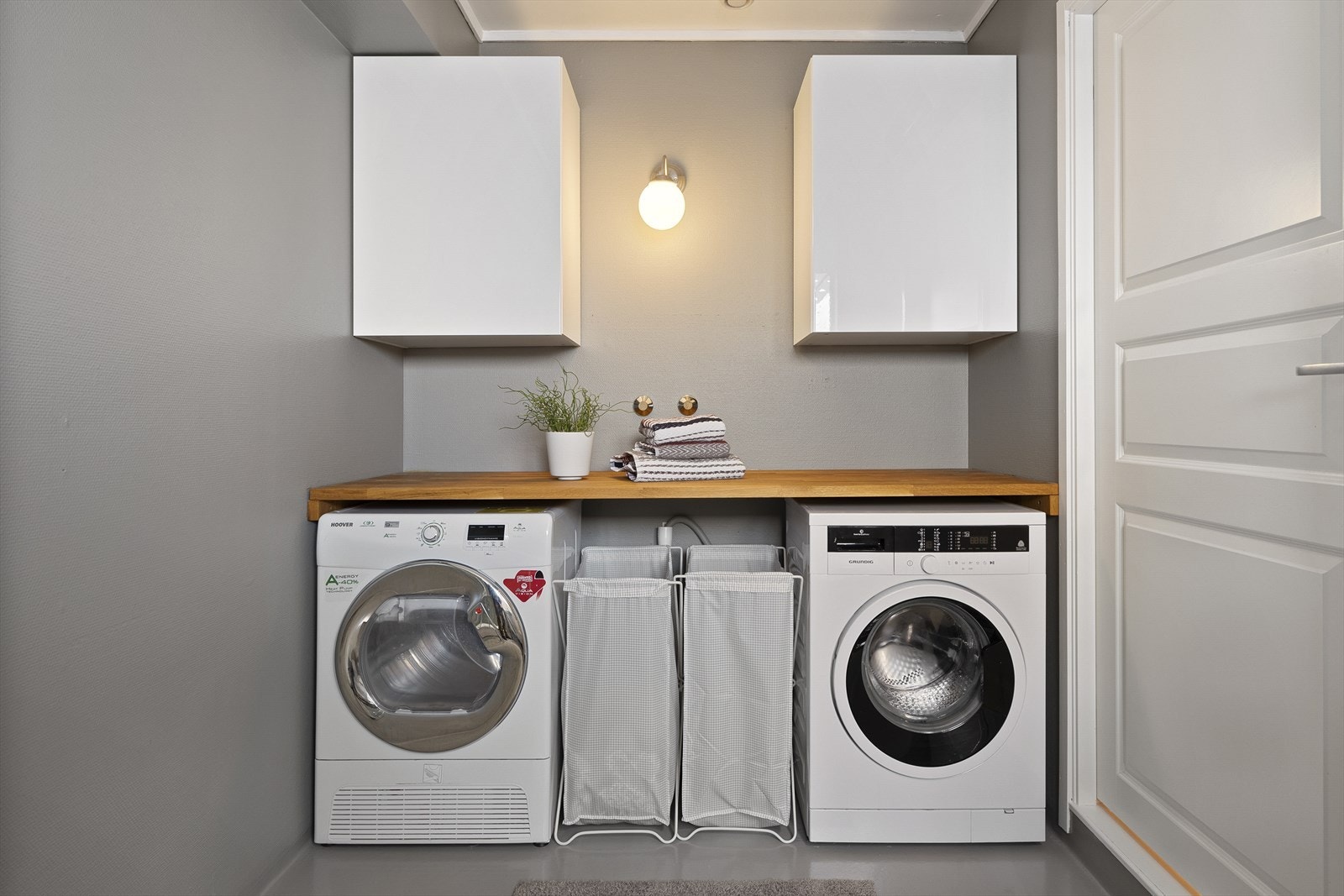- Praktisk med opplegg for vaskemaskin og tørketrommel med benk over til bretting av tøy - Galleribilde