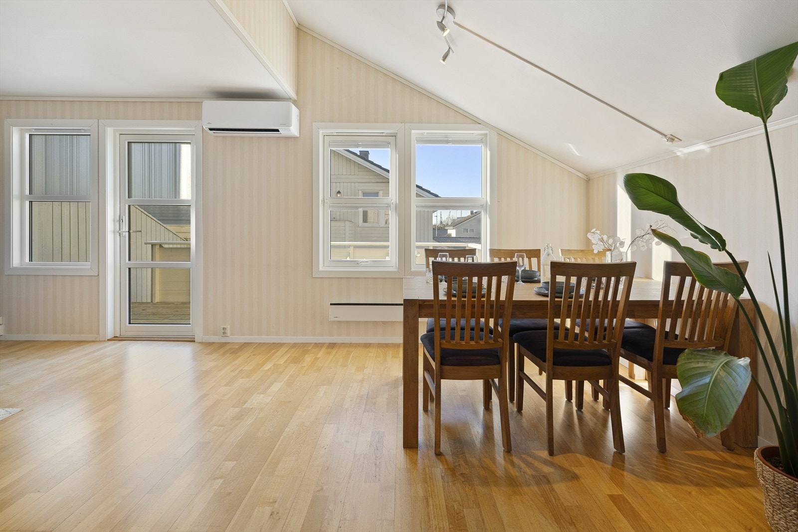 - Utgang til balkong og terrasse fra kjøkkenet - Galleribilde