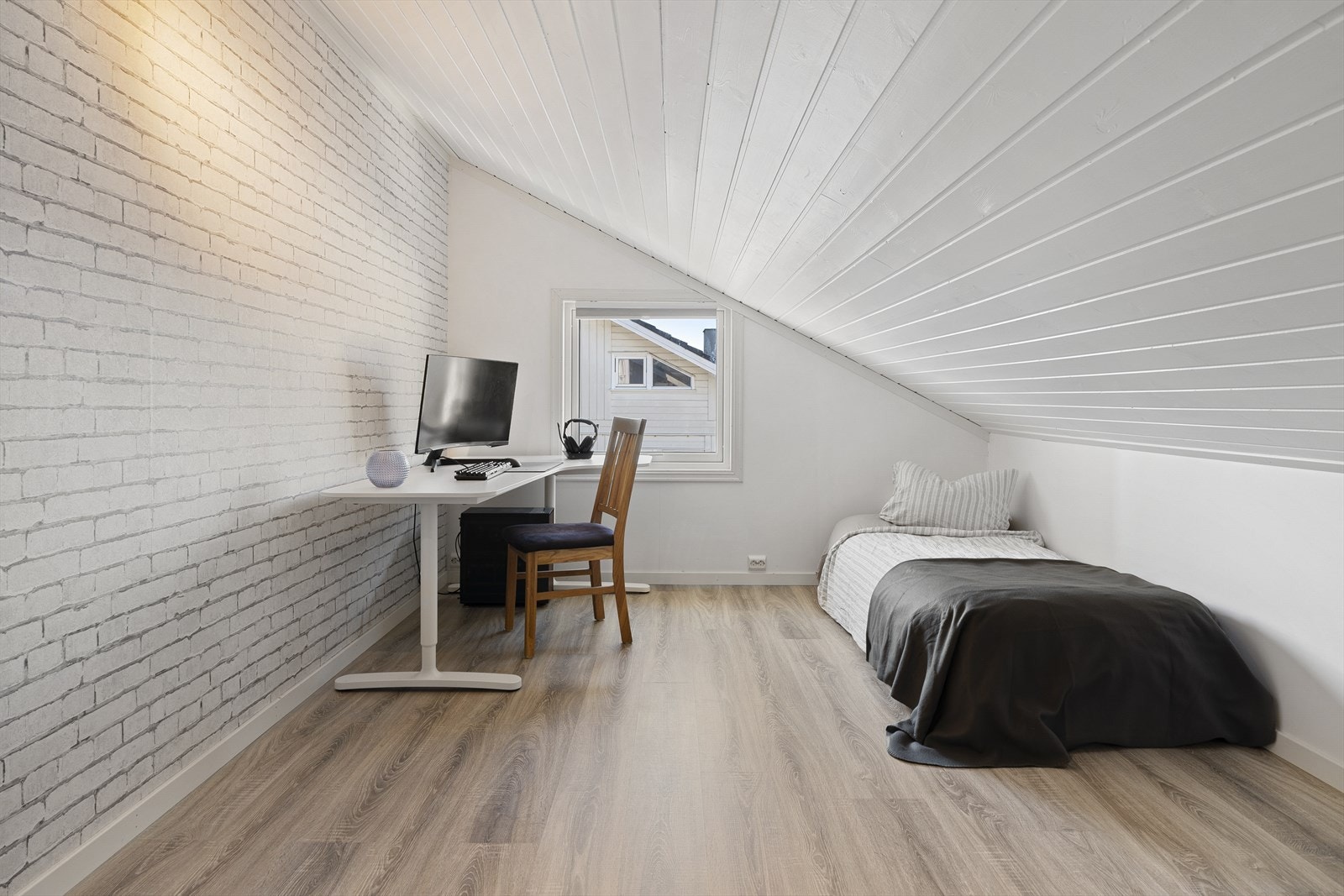 - Loftet er innredet med gang og to soverom, men er ikke omsøkt/godkjent - Galleribilde