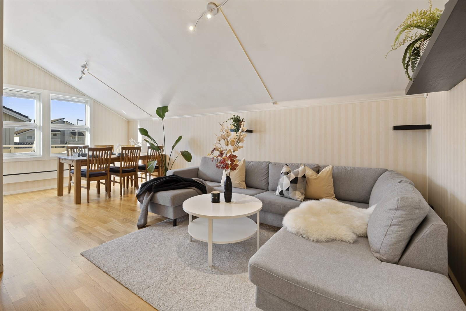 - En flott leilighet over to plan med solrike og romslige uteområder - Galleribilde