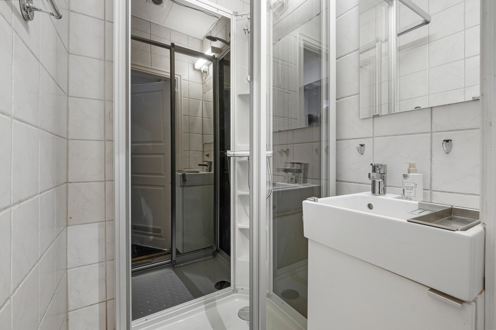 Flislagt baderom. Det er innredet med mekanisk avtrekk, servantskap og nytt dusjkabinett fra mars 25 Galleribilde