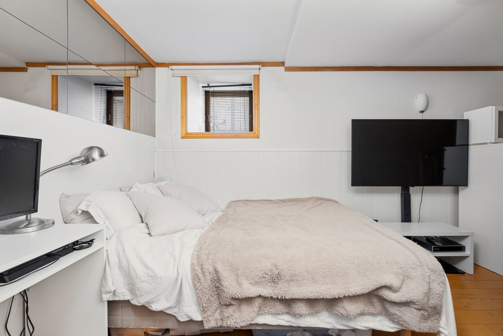 Dagens soverom i kjelleren er på gode 12m² og ligger i tilknytning til stue. Rommet er opprinnelig godkjent som bod. Konf megler ved spørsmål. Galleribilde