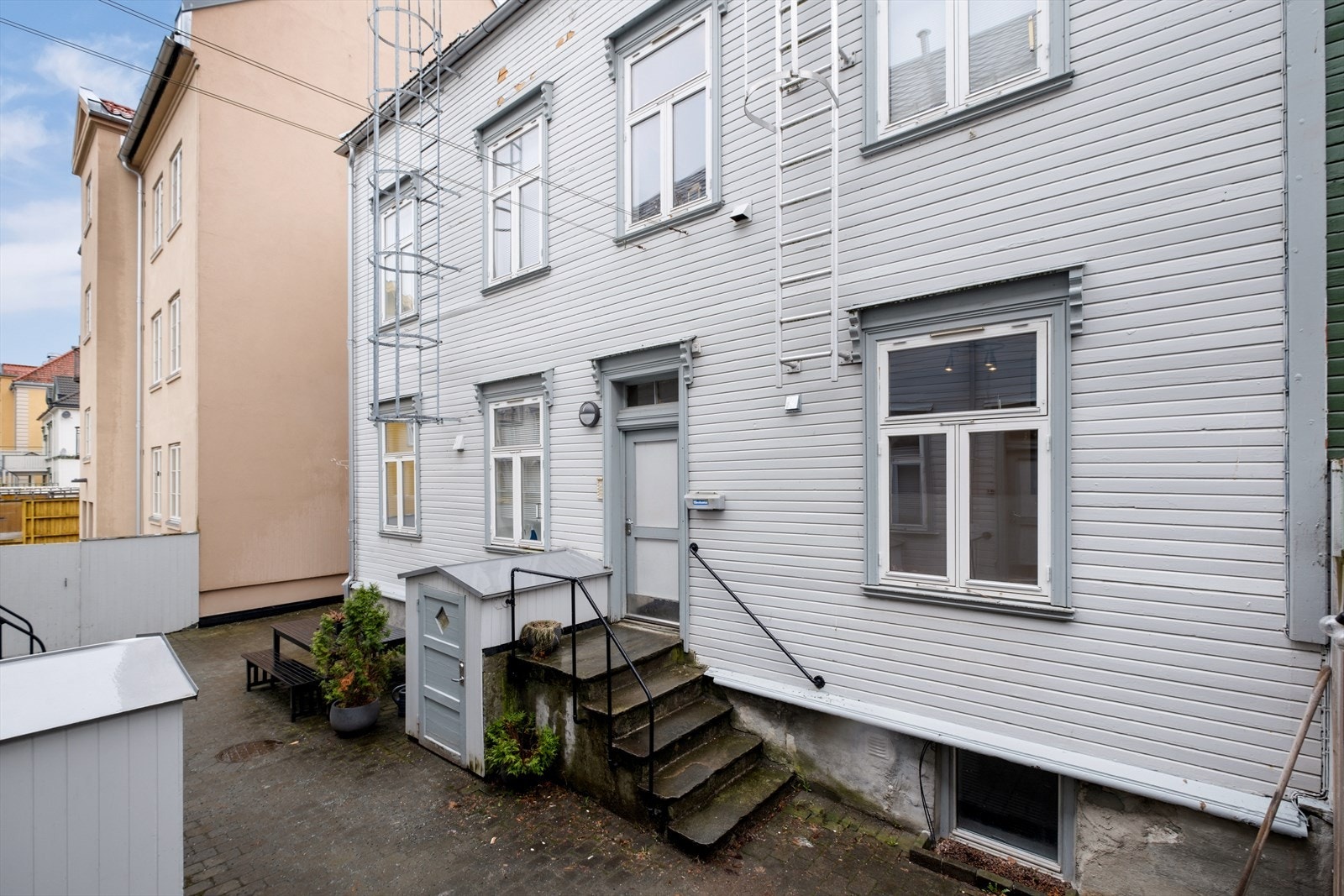 Leiligheten har en ettertraktet beliggenhet i Båhus gate på Møllenberg. Her får du hvor du "alt" av servicefasiliteter du trenger i hverdagen innen gangavstand Galleribilde