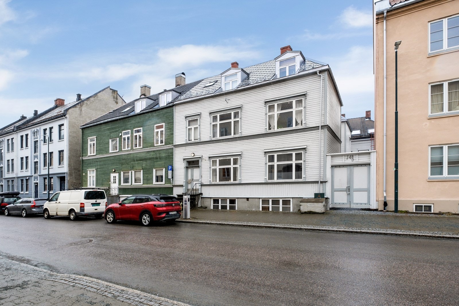 Parkering i gate etter gjeldende bestemmelser. Det er soneparkering i Båhus gate og i store deler av Møllenberg. Soneparkering koster kr 757,- per måned og man kan stille seg i gaten ved ledig plass Galleribilde