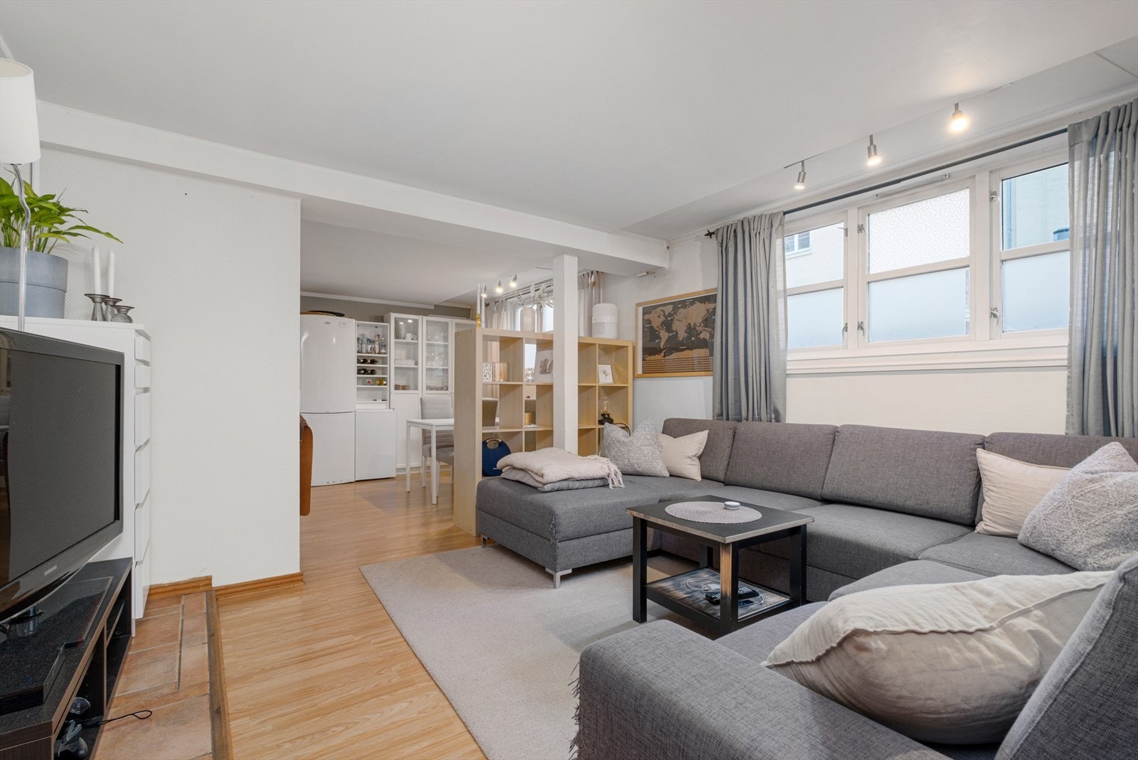 Den åpen stue- og kjøkkenløsningen er på totalt 29m², hvor stuen er på 16m² og kjøkkenet på 13m² Galleribilde