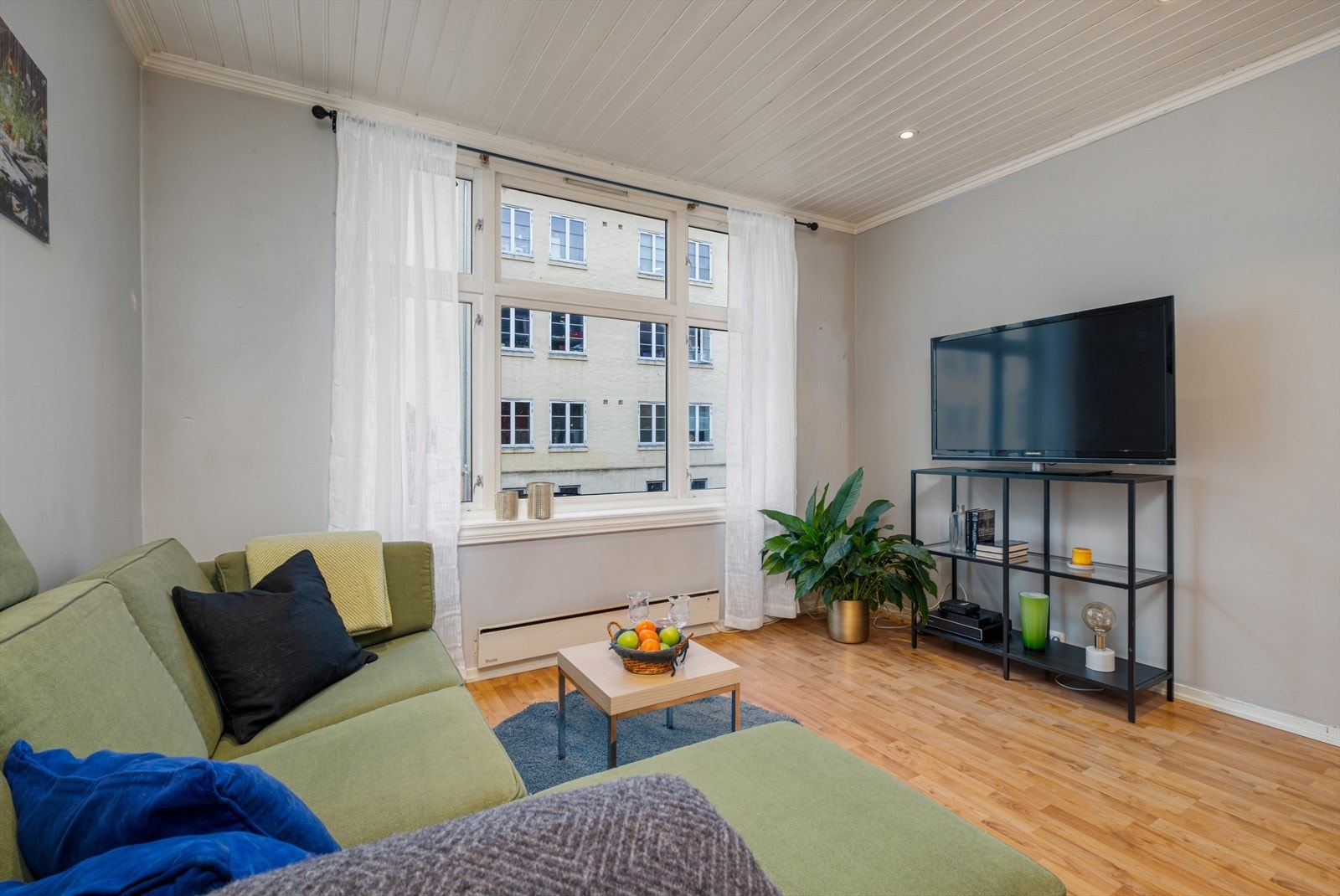 1. etasje er på flotte 39m² og inneholder stue, kjøkken, gang, toalett, bad og et soverom Galleribilde