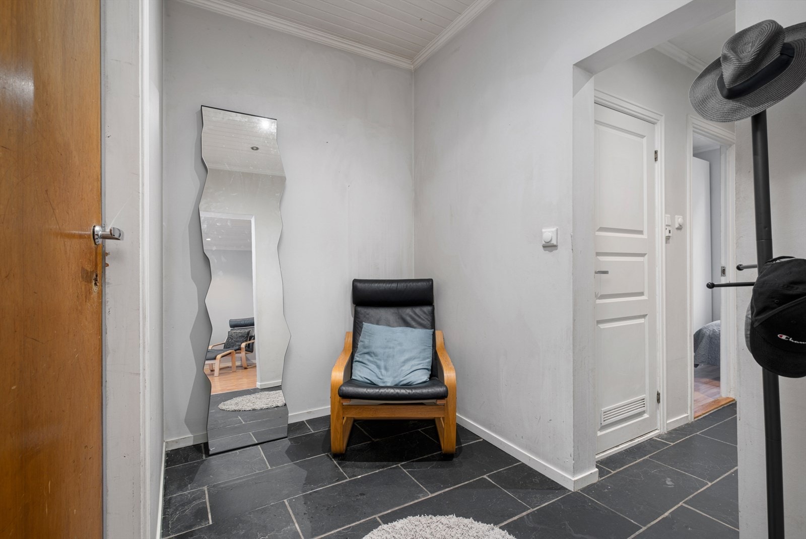 Flislagt gang på 4m² med gode oppbevaringsløsninger for sko og yttertøy Galleribilde