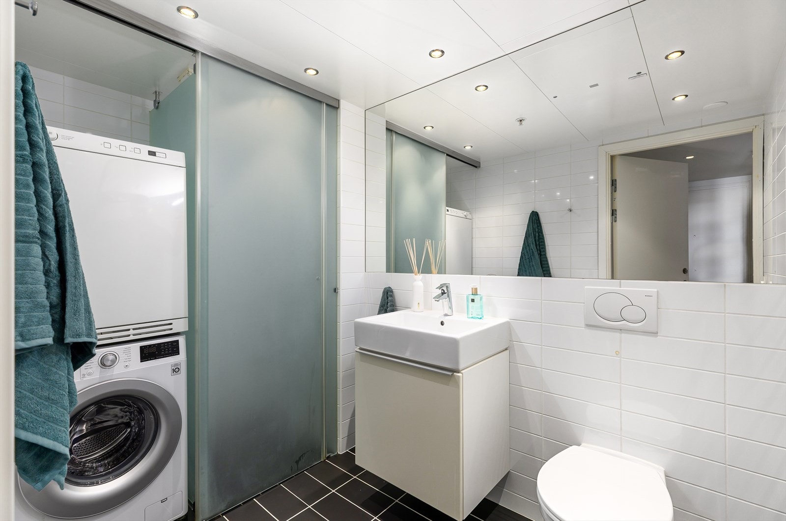 Badet er lekkert flislagt med gulvvarme og downlights i himlingen. Galleribilde