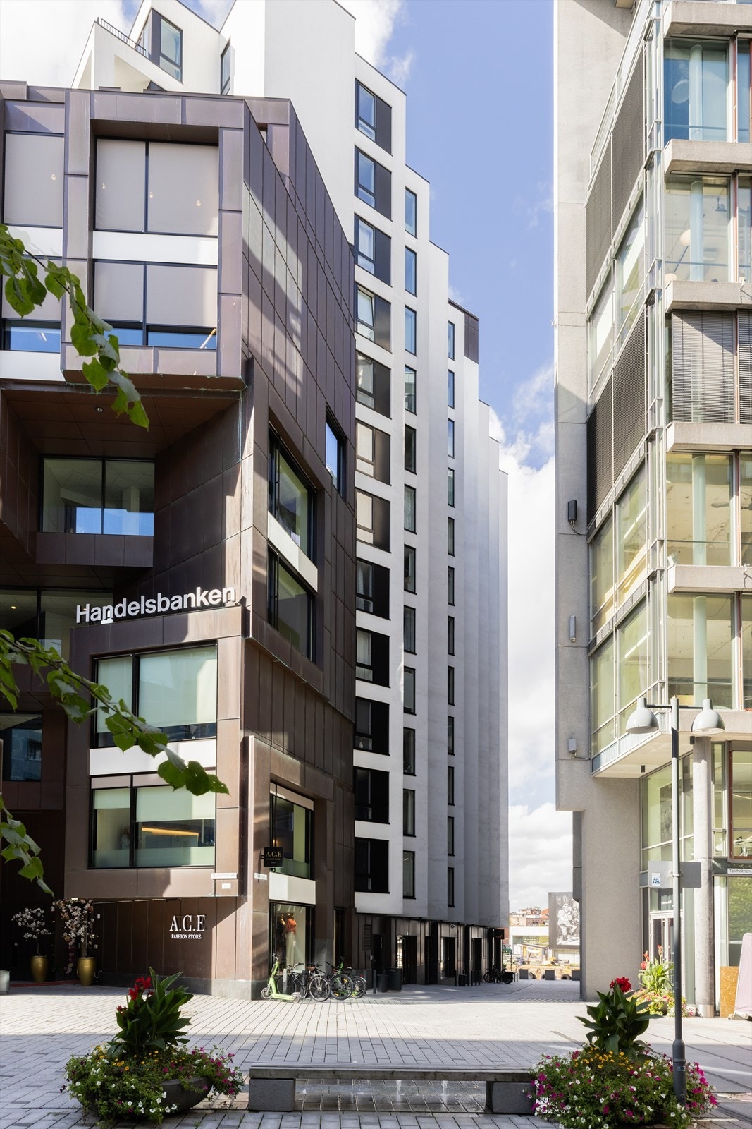 Bydelen er internasjonalt anerkjent og premiert for sin arkitektur og byplanlegging. Moderne boliger og kontorer, unik arkitektur, flotte uteområder, nærhet til fjorden, gallerier og topprestauranter. Galleribilde