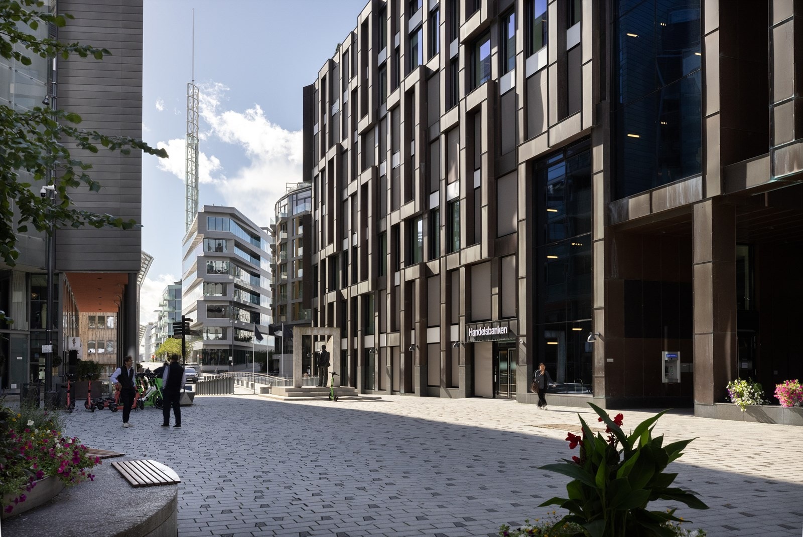 Sameiet består av 5 næringsseksjoner (butikker/restauranter/kontorer) og 78 boligseksjoner. Galleribilde