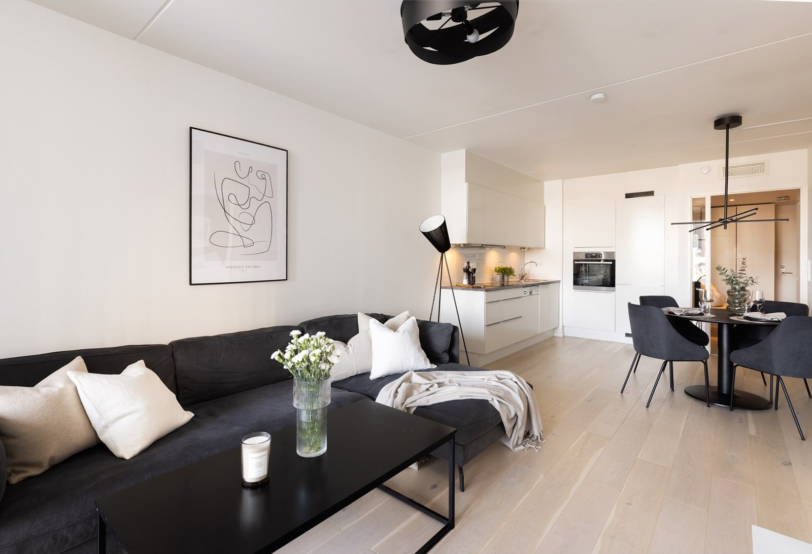 Her kan man enkelt innrede med en sofakrok og en sittegruppe. Galleribilde