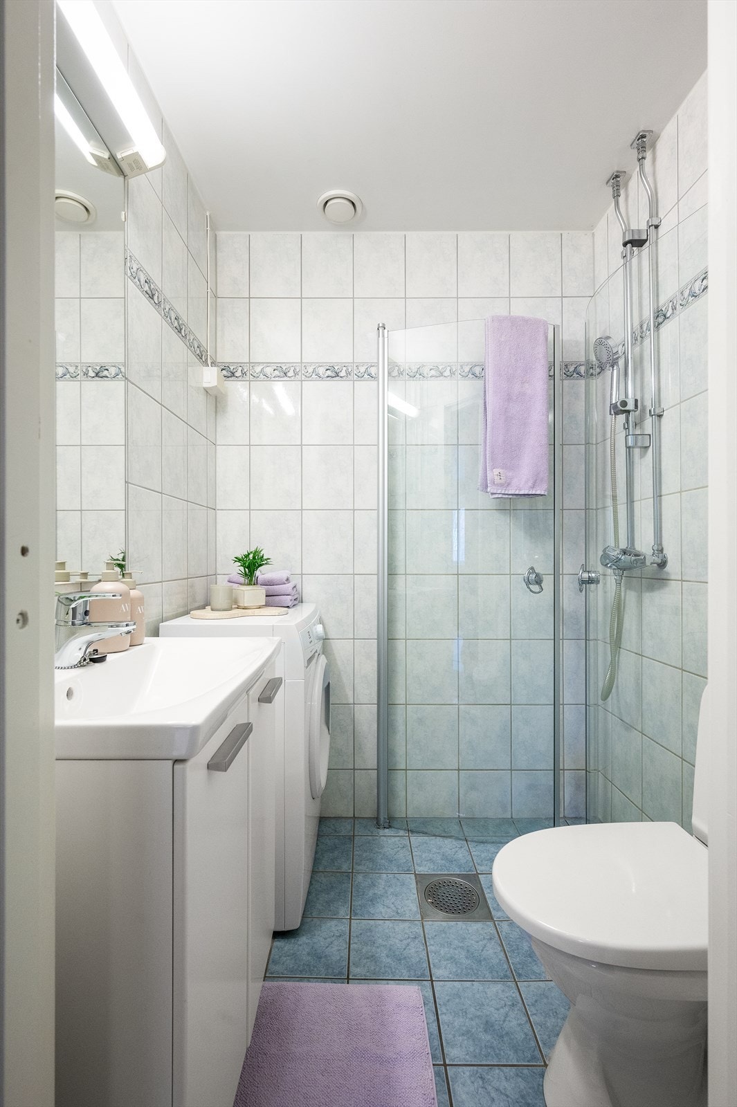 Badet er pusset opp i 2005 i regi av borettslaget. Varmekabler i gulv, og opplegg for vaskemaskin. Galleribilde